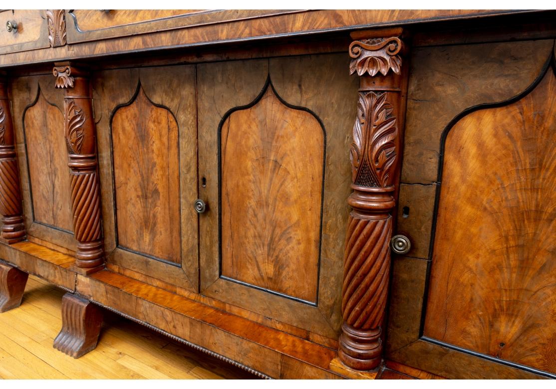 Ancienne armoire-buffet très sculptée de l'époque des Antiquités et du Craft Abîmé - En vente à Bridgeport, CT