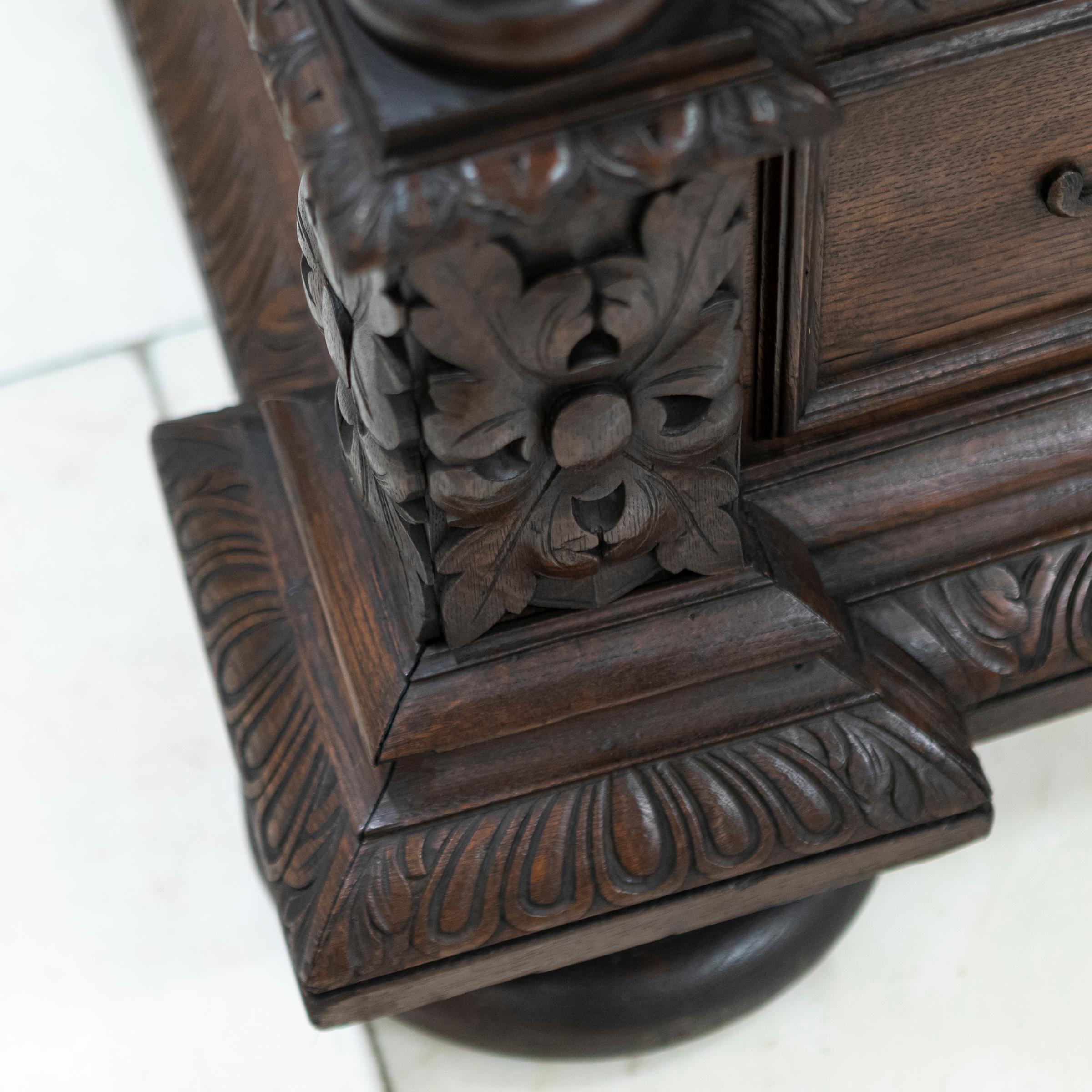 Ancien lit continental à quatre places lourdement sculpté  Double européen en vente 3