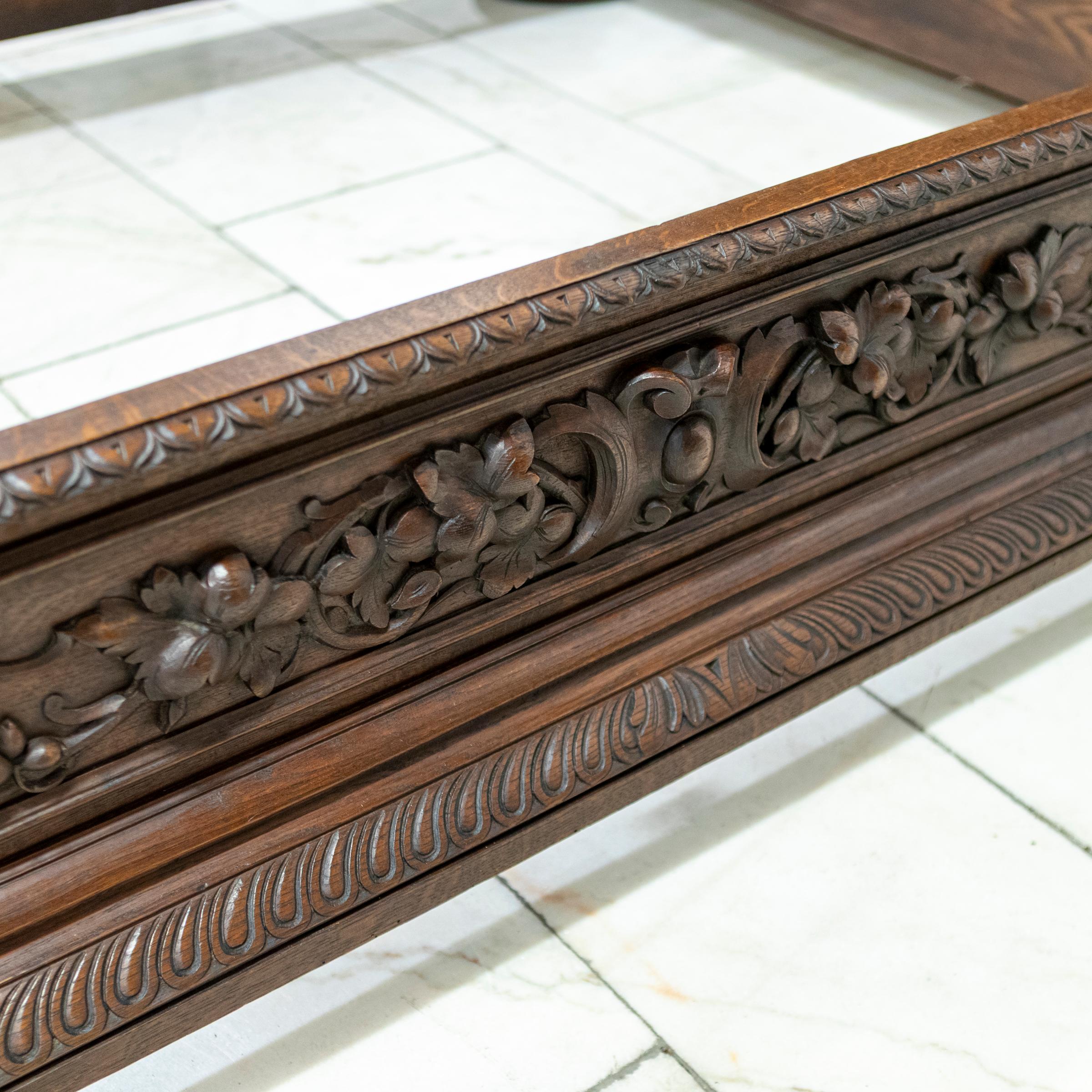 Ancien lit continental à quatre places lourdement sculpté  Double européen en vente 7