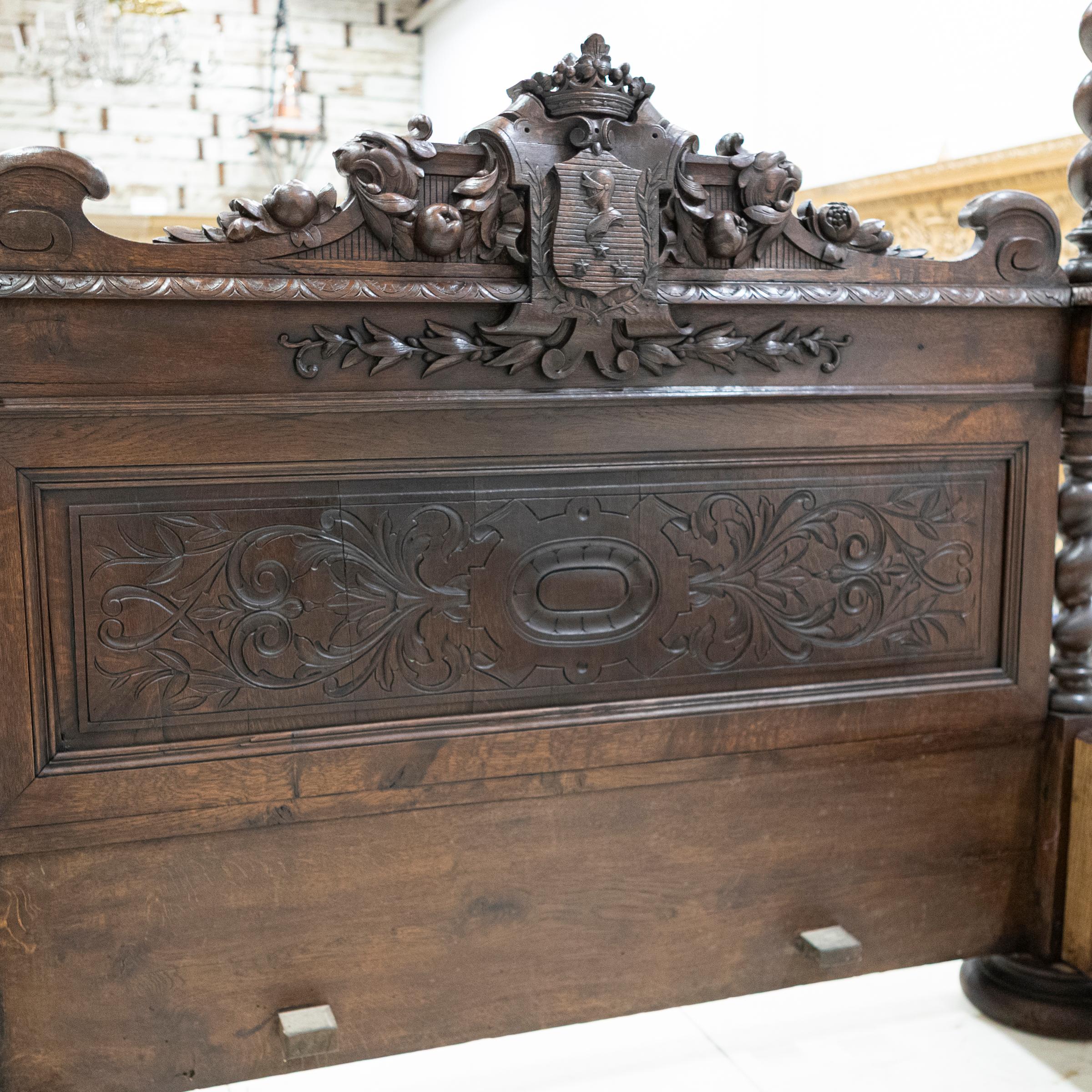Ancien lit continental à quatre places lourdement sculpté  Double européen en vente 8