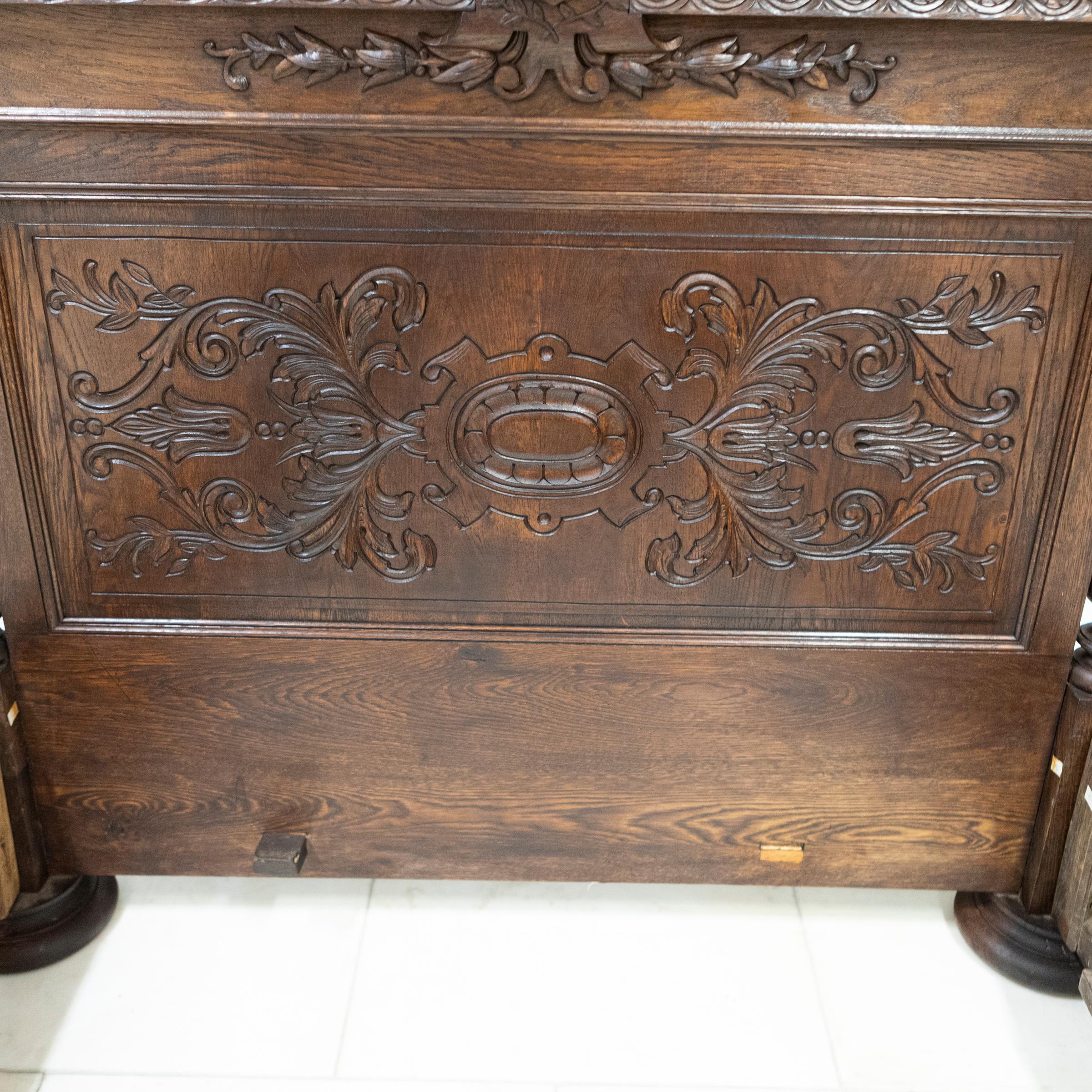 Ancien lit continental à quatre places lourdement sculpté  Double européen en vente 9