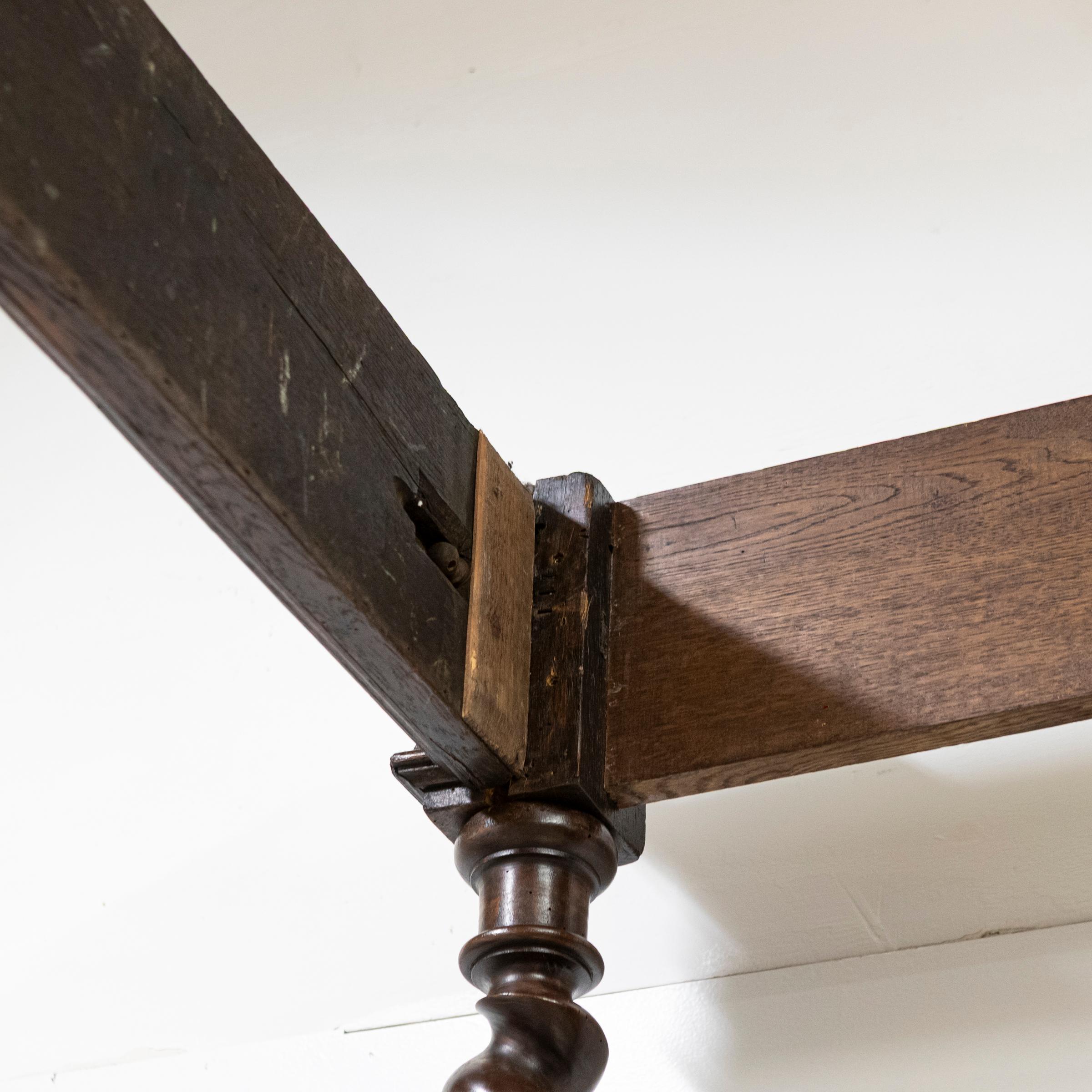 Ancien lit continental à quatre places lourdement sculpté  Double européen en vente 10