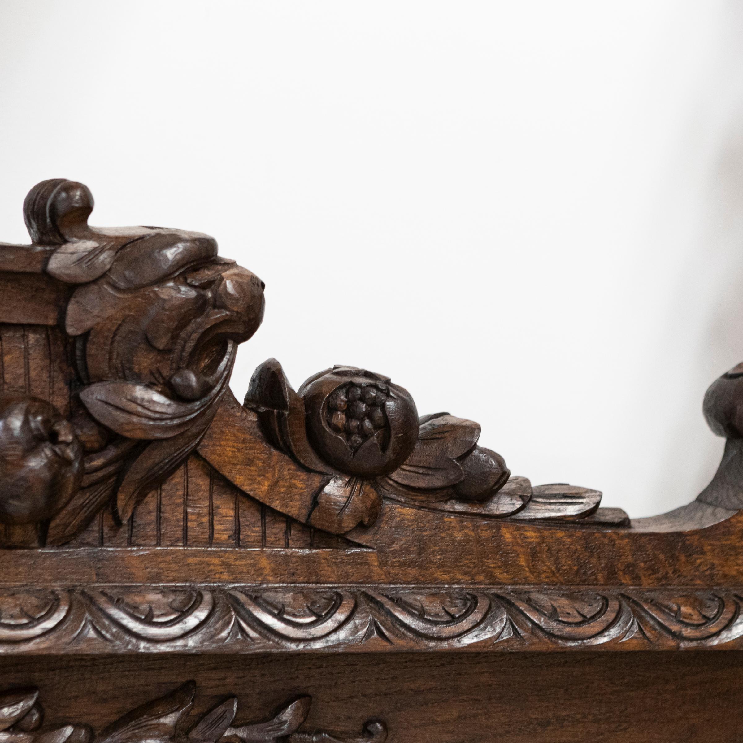 Ancien lit continental à quatre places lourdement sculpté  Double européen en vente 11