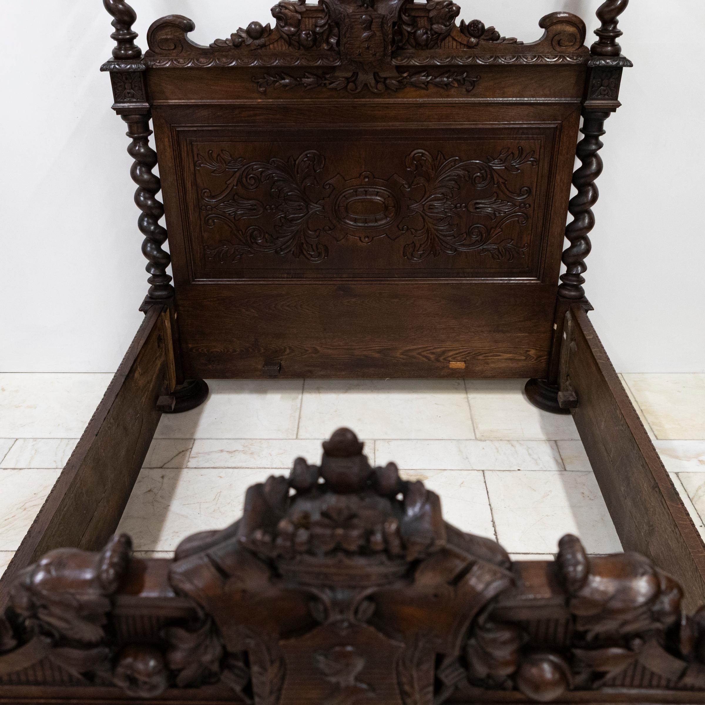 Ancien lit continental à quatre places lourdement sculpté  Double européen en vente 13