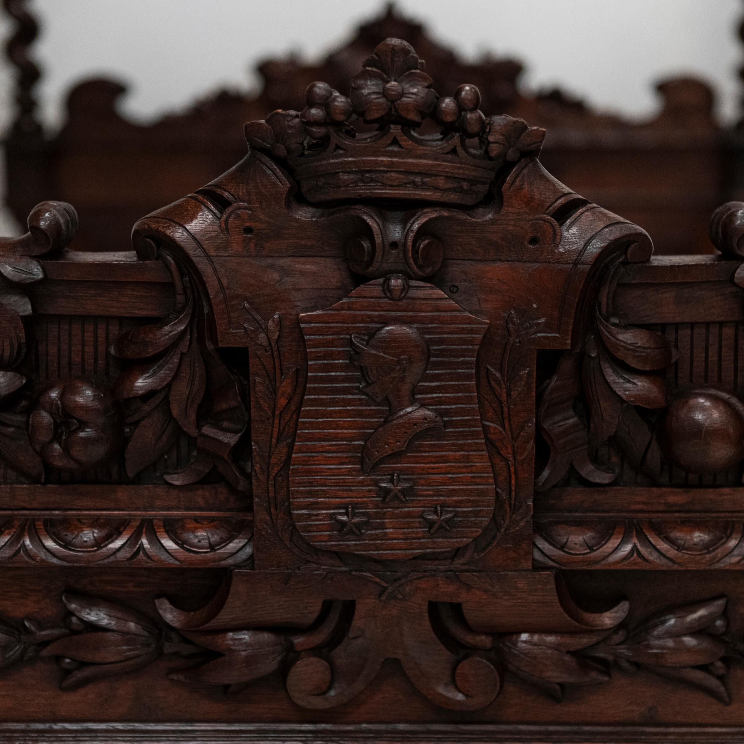 Européen Ancien lit continental à quatre places lourdement sculpté  Double européen en vente