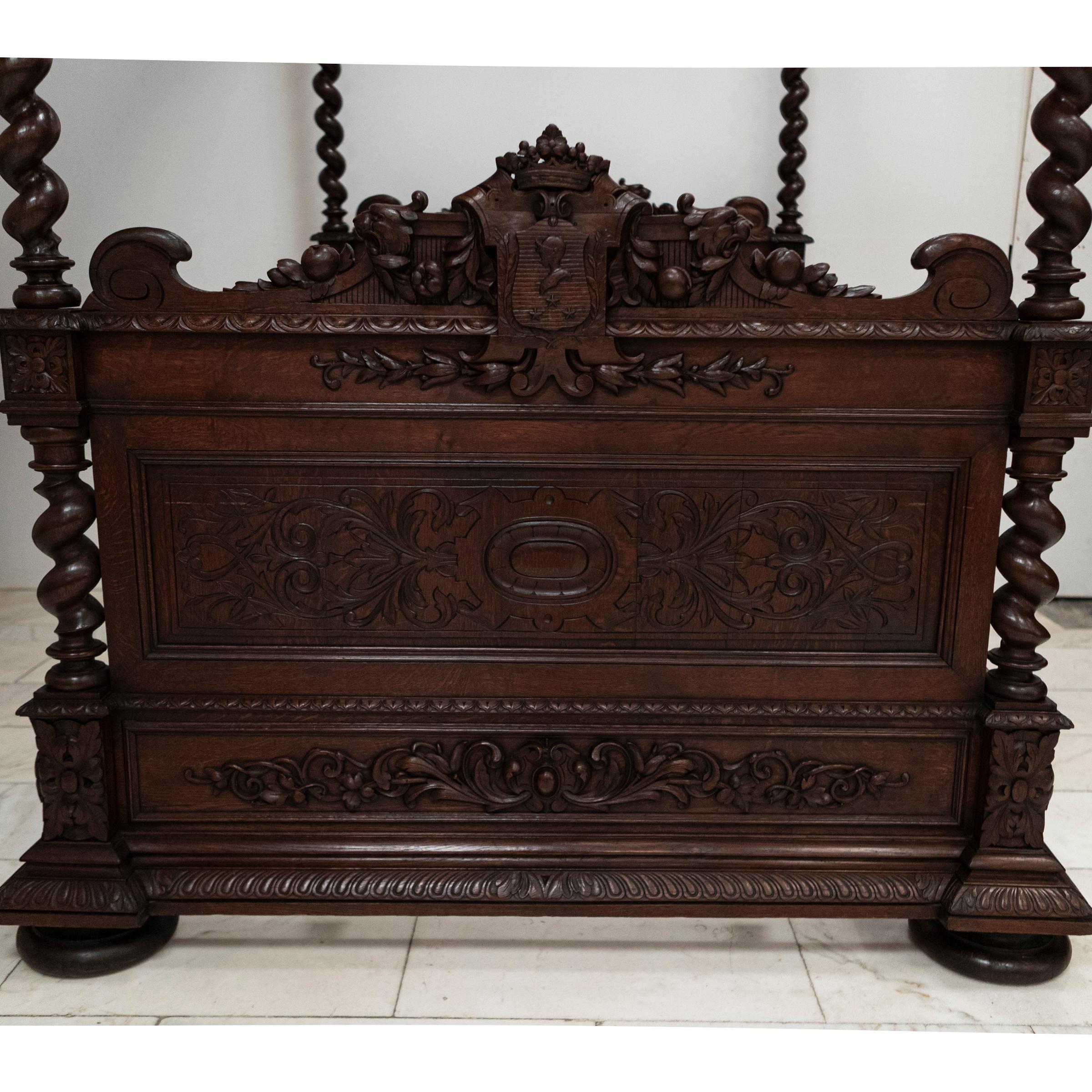Bois Ancien lit continental à quatre places lourdement sculpté  Double européen en vente