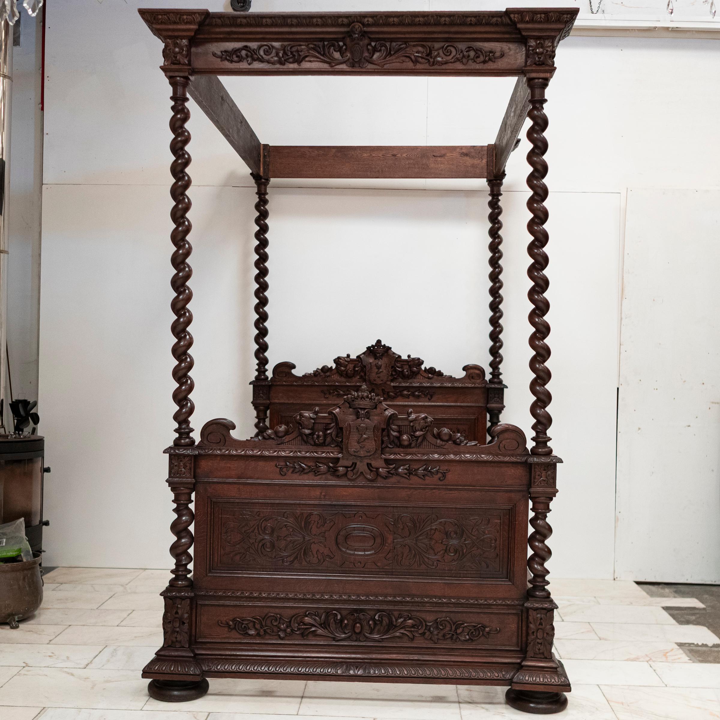 Ancien lit continental à quatre places lourdement sculpté  Double européen en vente 1