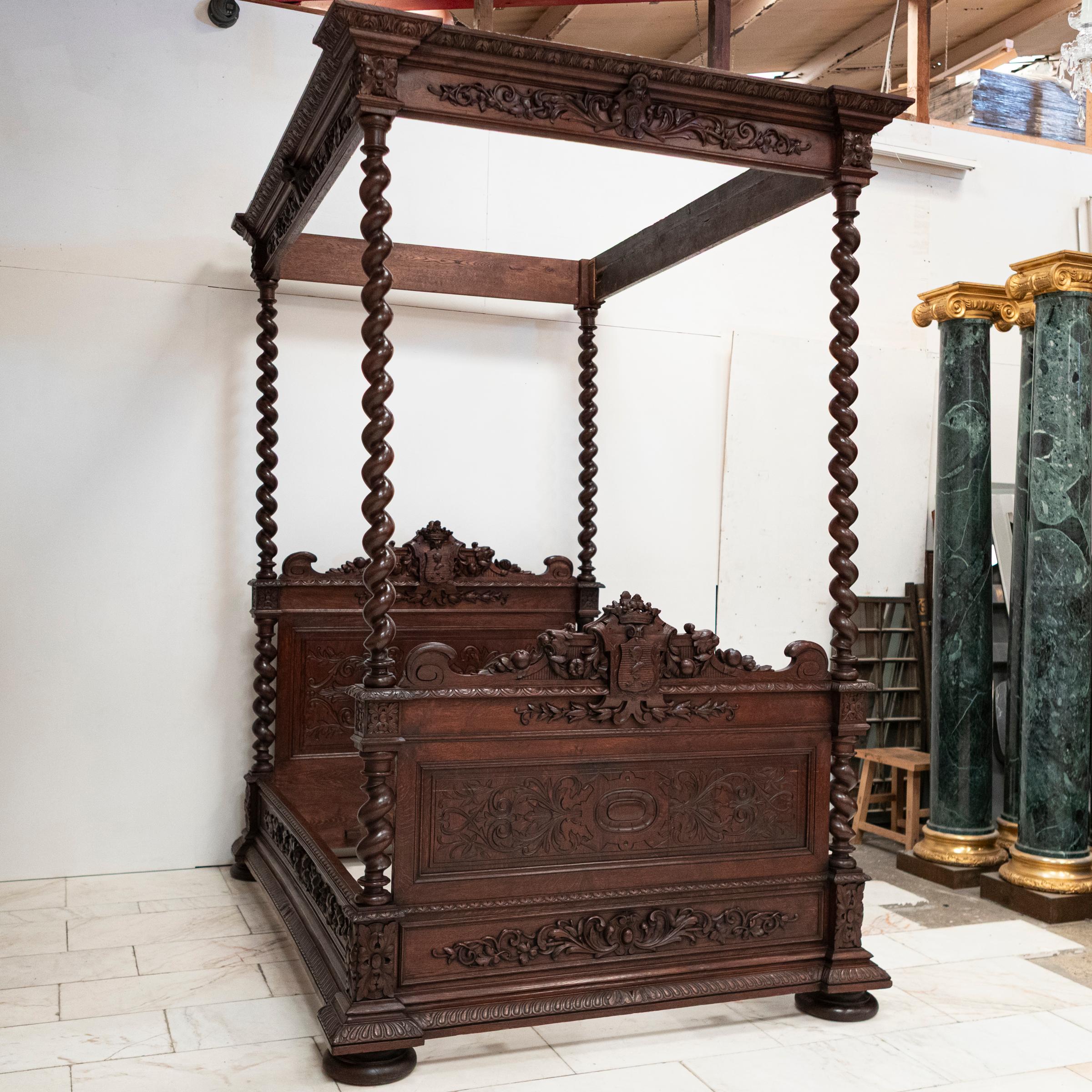 Ancien lit continental à quatre places lourdement sculpté  Double européen en vente 2