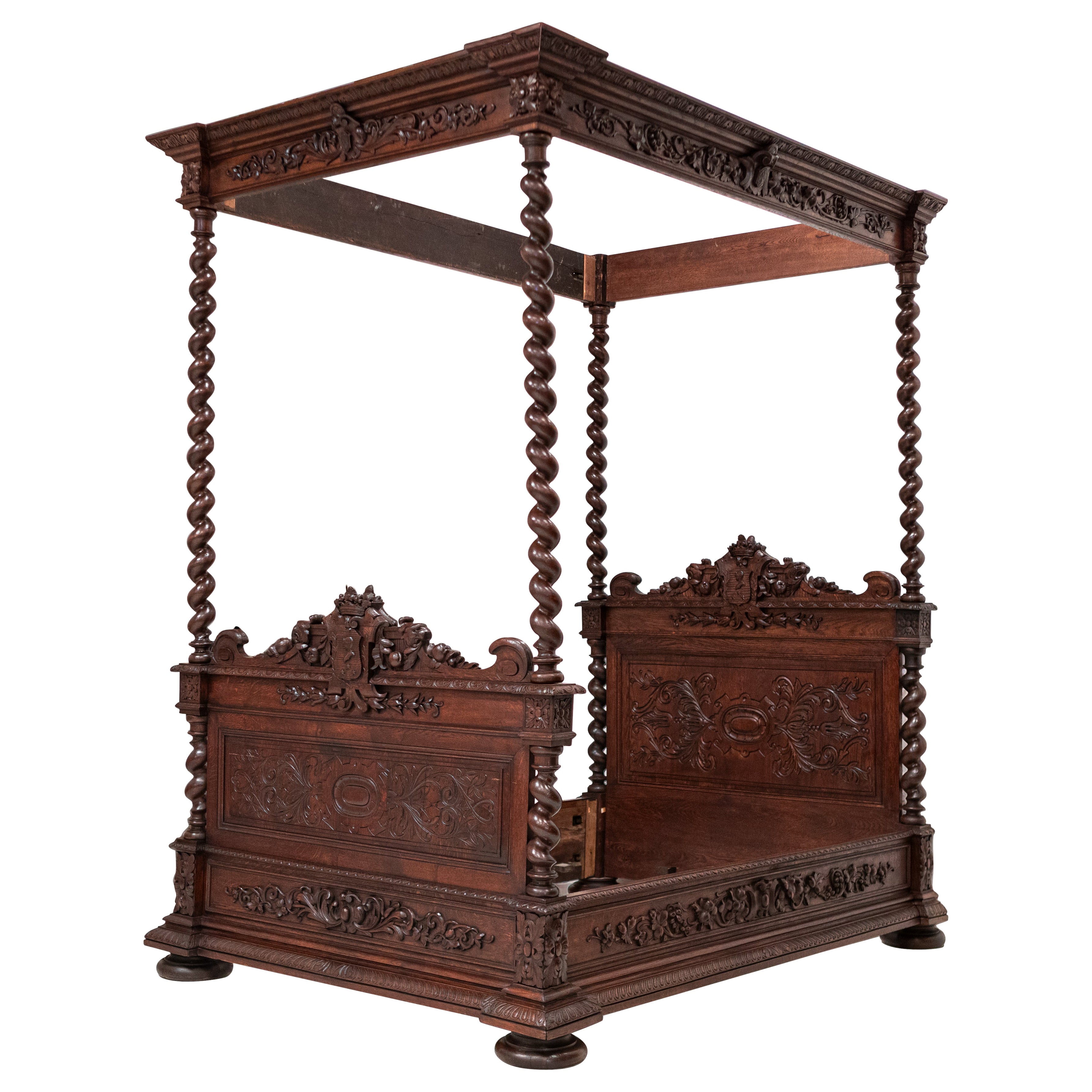 Ancien lit continental à quatre places lourdement sculpté  Double européen en vente