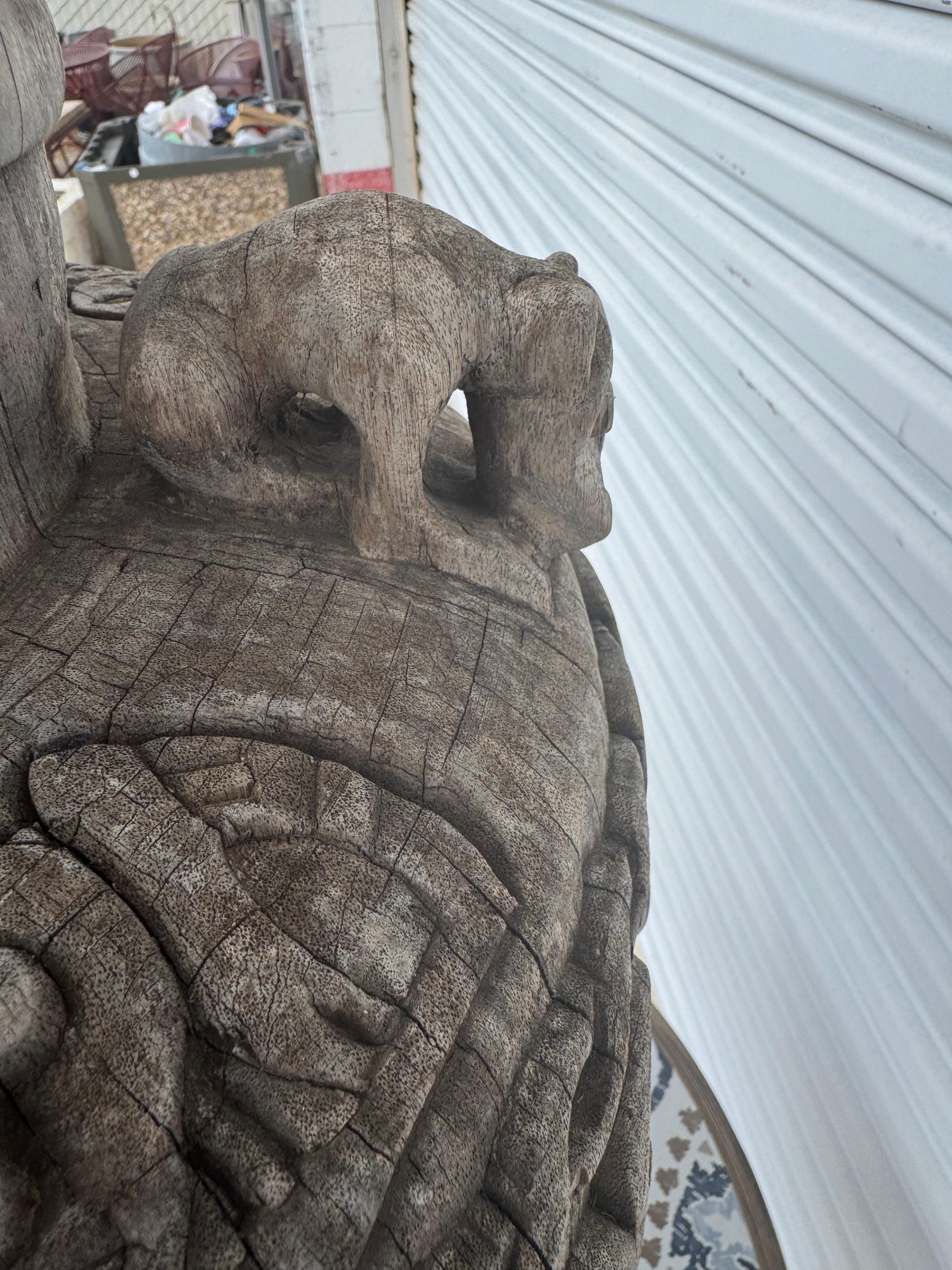 Antikes, stark geschnitztes Holzgefäß (Primitiv) im Angebot