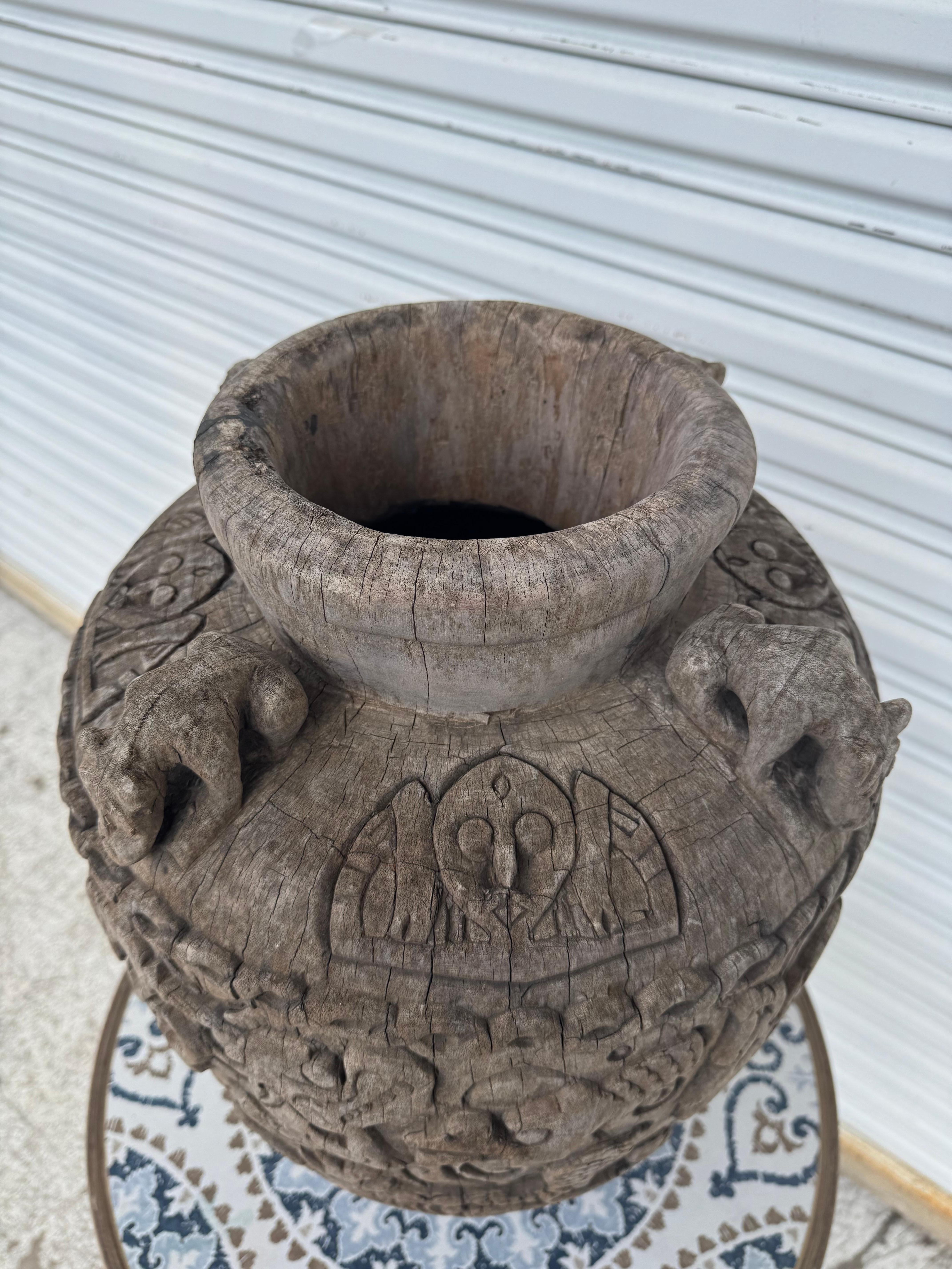 Antikes, stark geschnitztes Holzgefäß (Handgeschnitzt) im Angebot