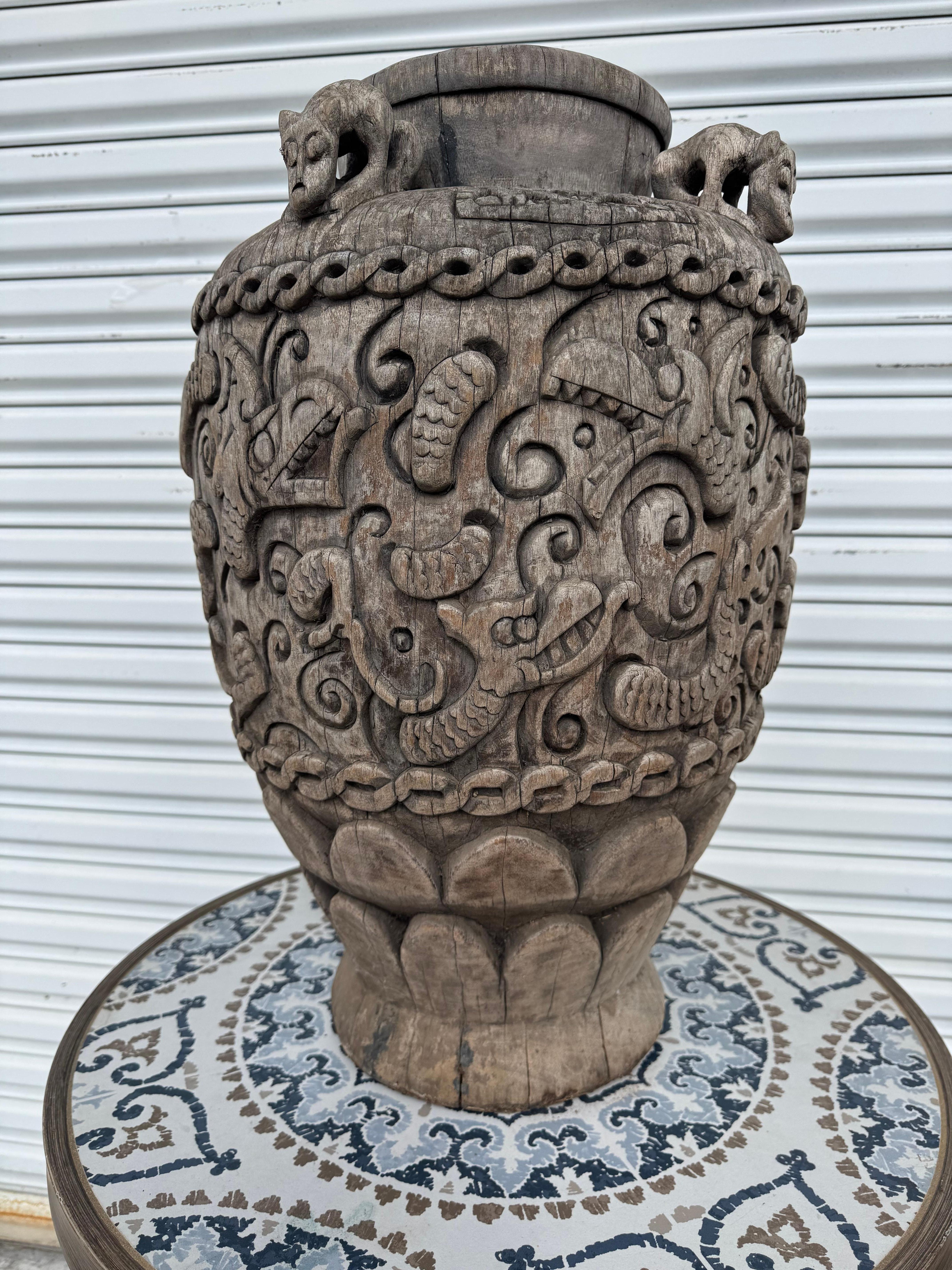 Antikes, stark geschnitztes Holzgefäß im Zustand „Relativ gut“ im Angebot in Pasadena, TX