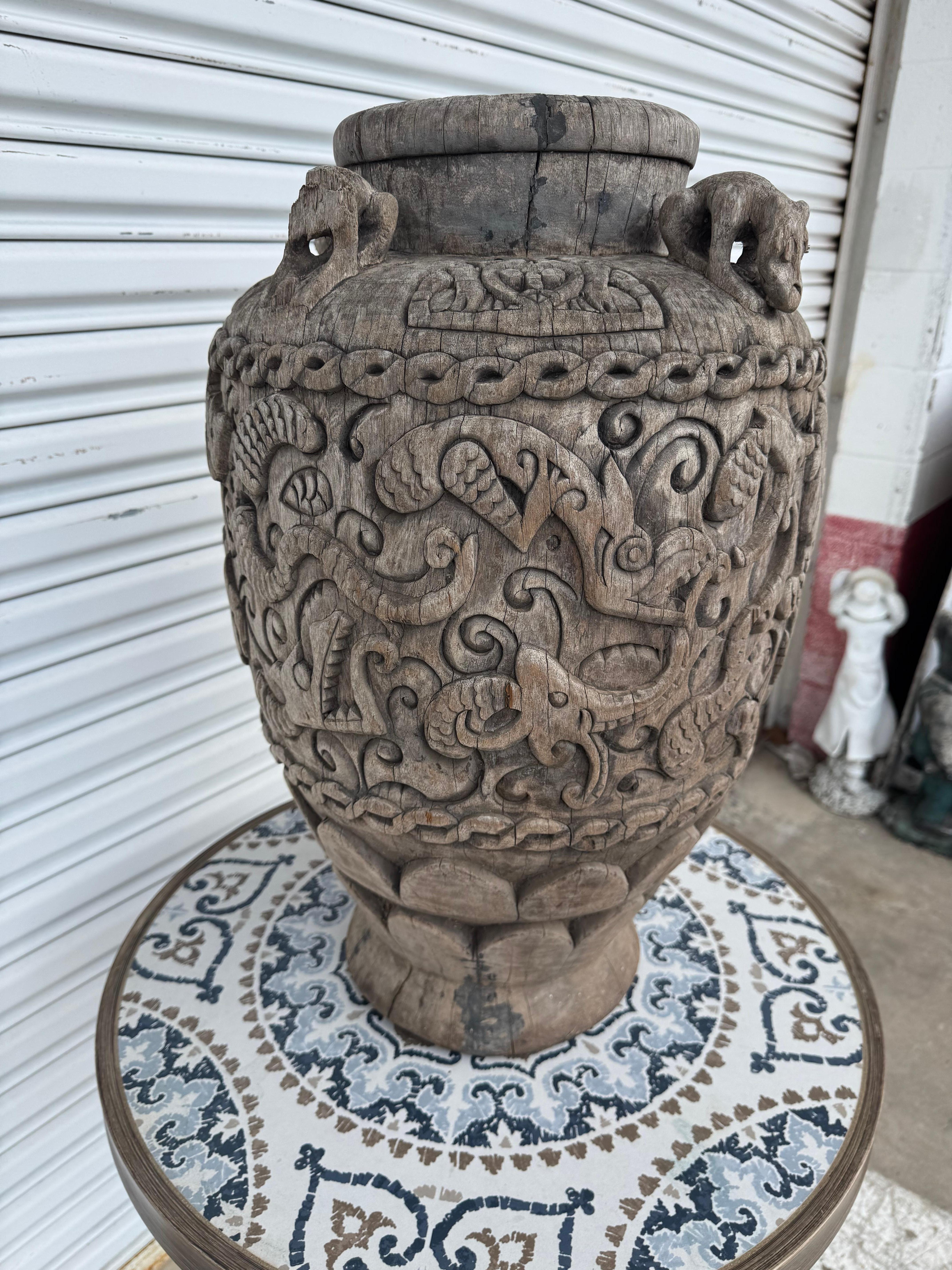 Antikes, stark geschnitztes Holzgefäß (20. Jahrhundert) im Angebot