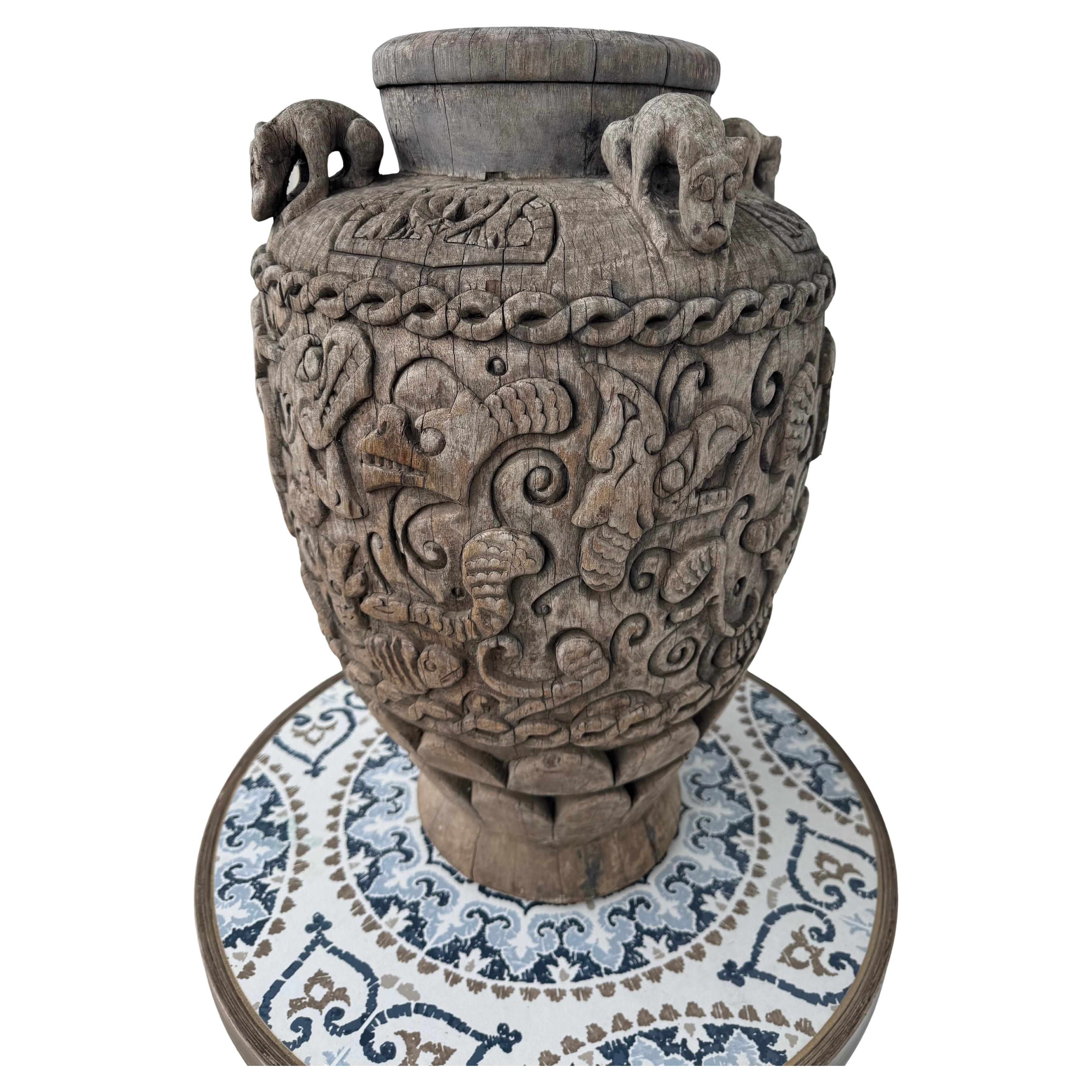 Vase ancien en bois lourdement sculpté