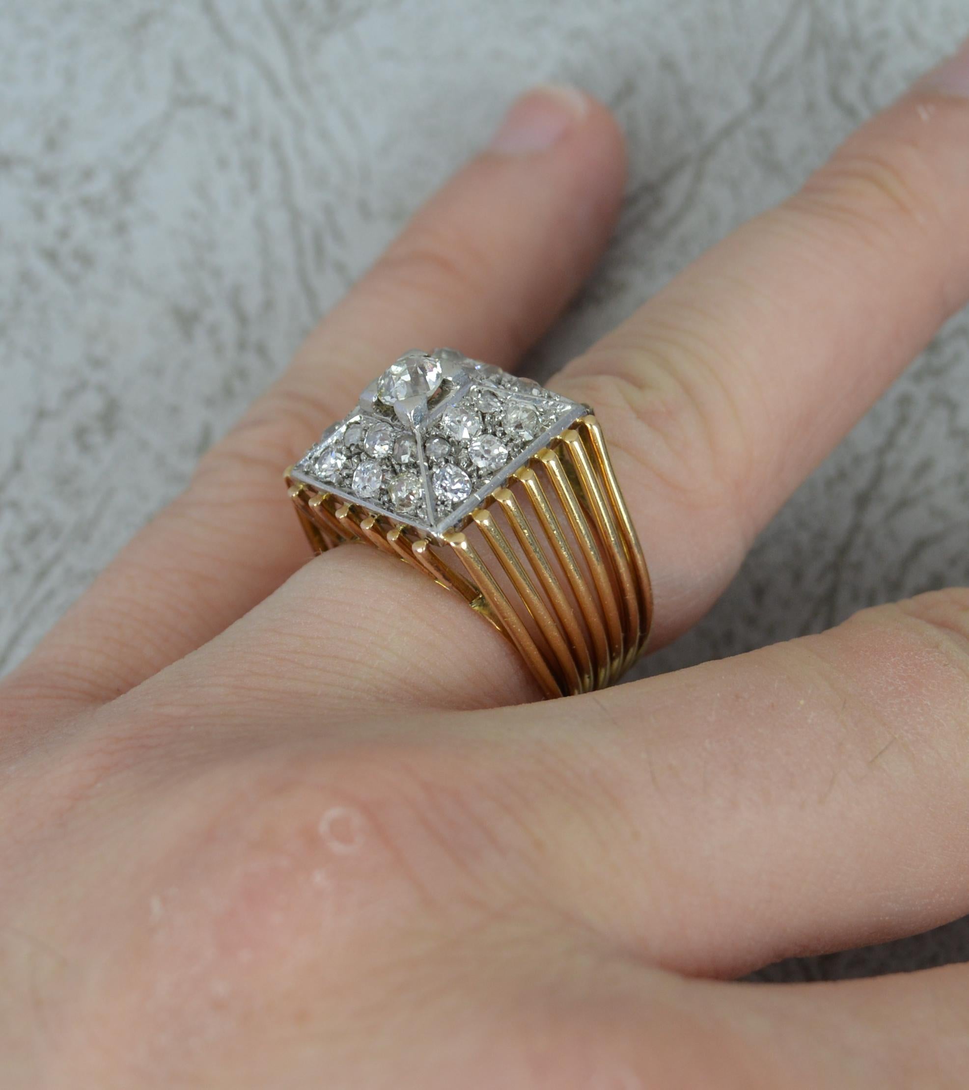 Antiker schwerer quadratischer Cluster-Ring aus 18 Karat Gold mit Diamanten im Altschliff (Alteuropäischer Schliff) im Angebot