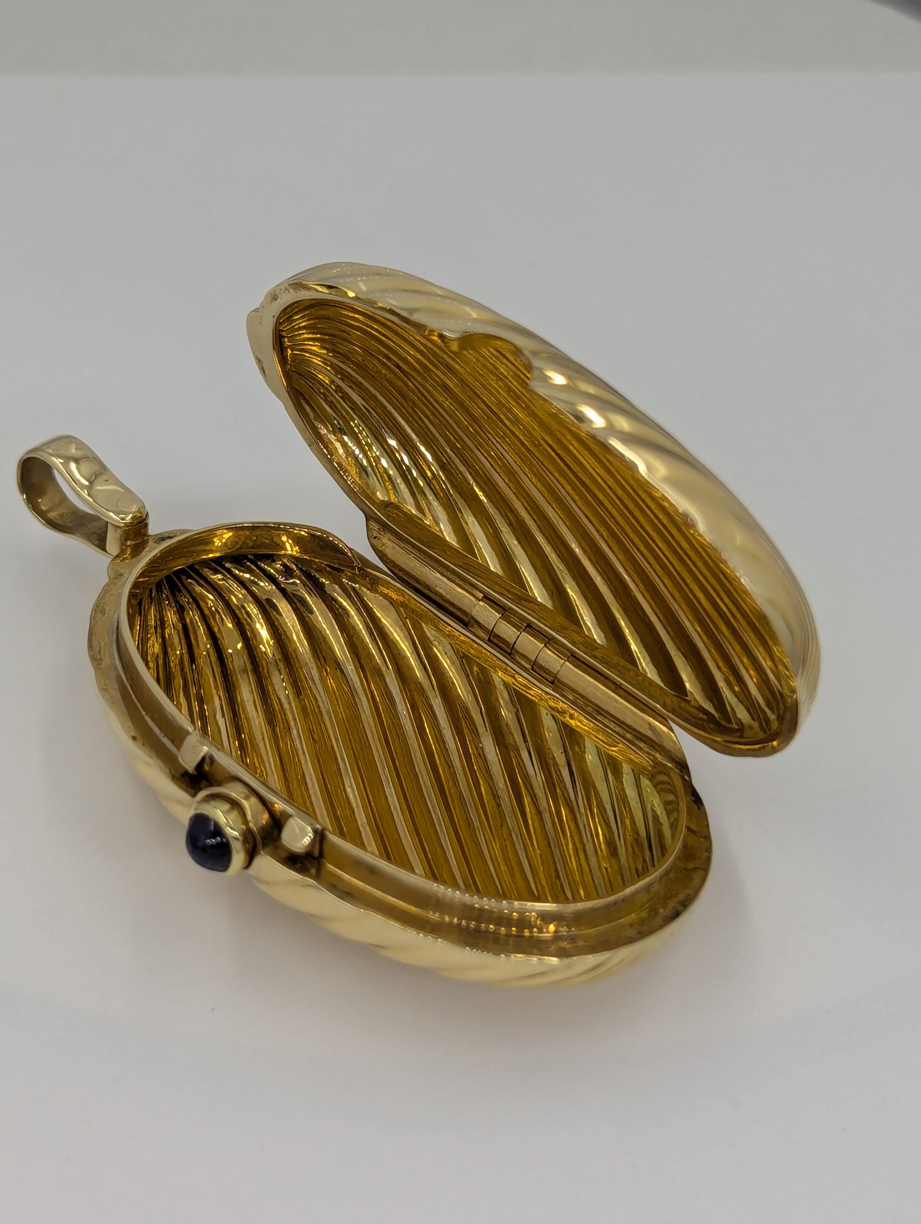 Antique Heavy 18K Gold Sapphire Pendant Locket Case Designer Vintage .

18Kt Gold 30.4g

Pendant can be used as a pill case.

Very Brilliant Piece of Jewelry. Ideal for special  occasions.

Comes with Gift box