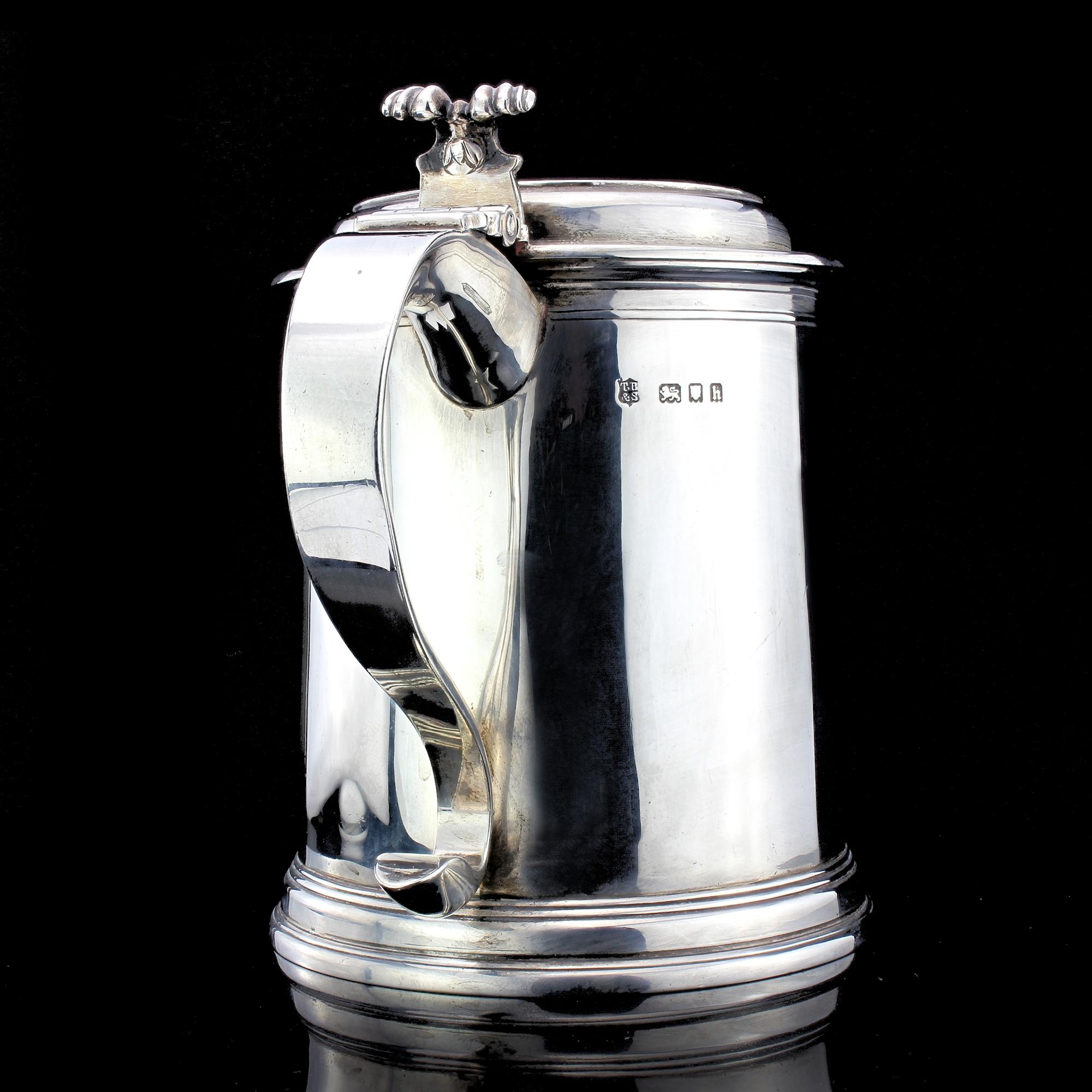 Antique heavy and large tankard.
Made by Thomas Bradbury & Sons
Made in London, 1903
Fully hallmarked

Has engraving on the base, which shows this was a trophy for a winner of golf competition.

Dimensions:
Length 19.5 cm
Width 13.2