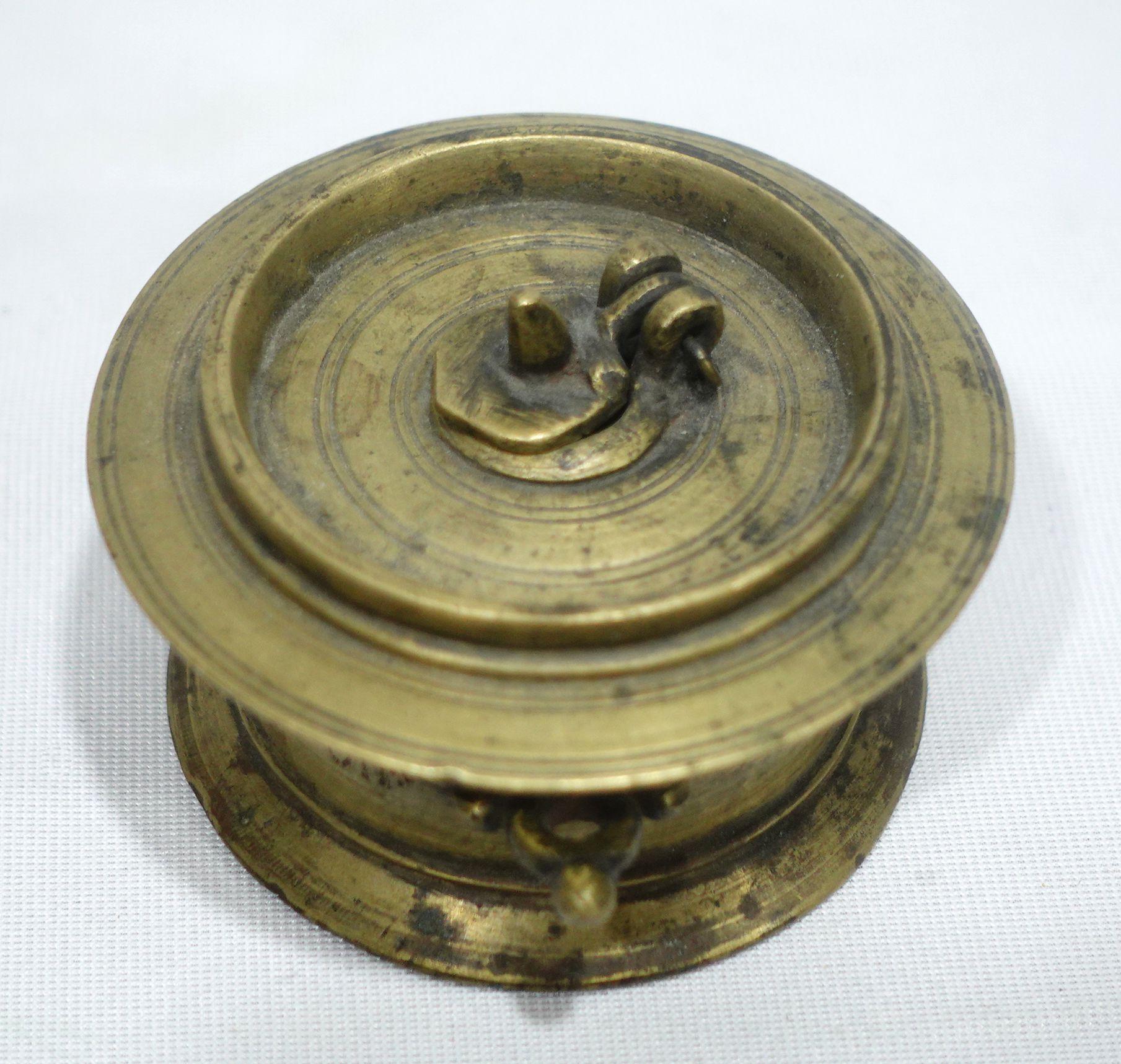Antique Heavy Brass Ink Pot with Sign on the Body. RI#01.
It's a very old piece from the 18th century.
