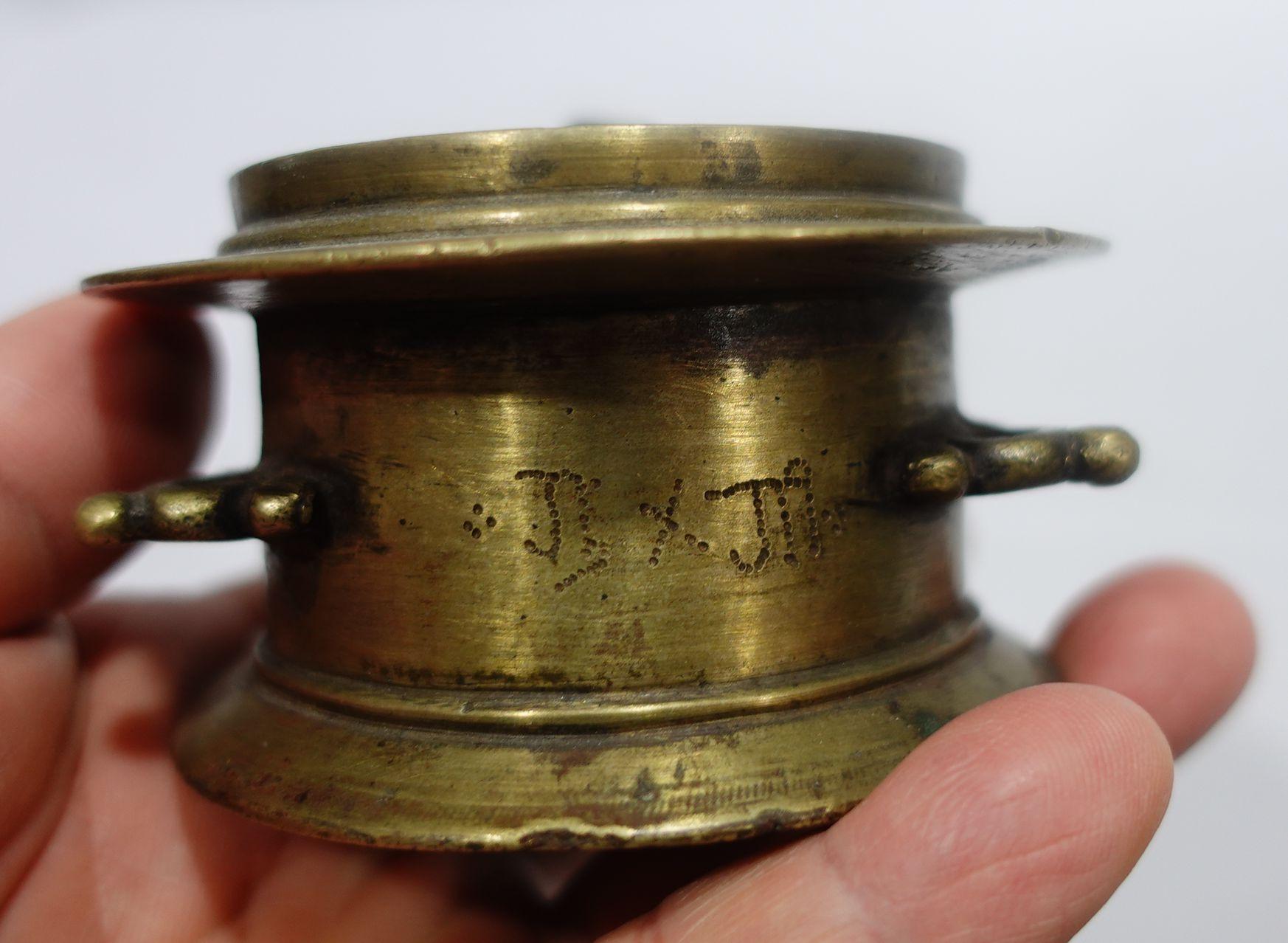 Antique Heavy Brass Ink Pot with Sign, 18th Century For Sale 2