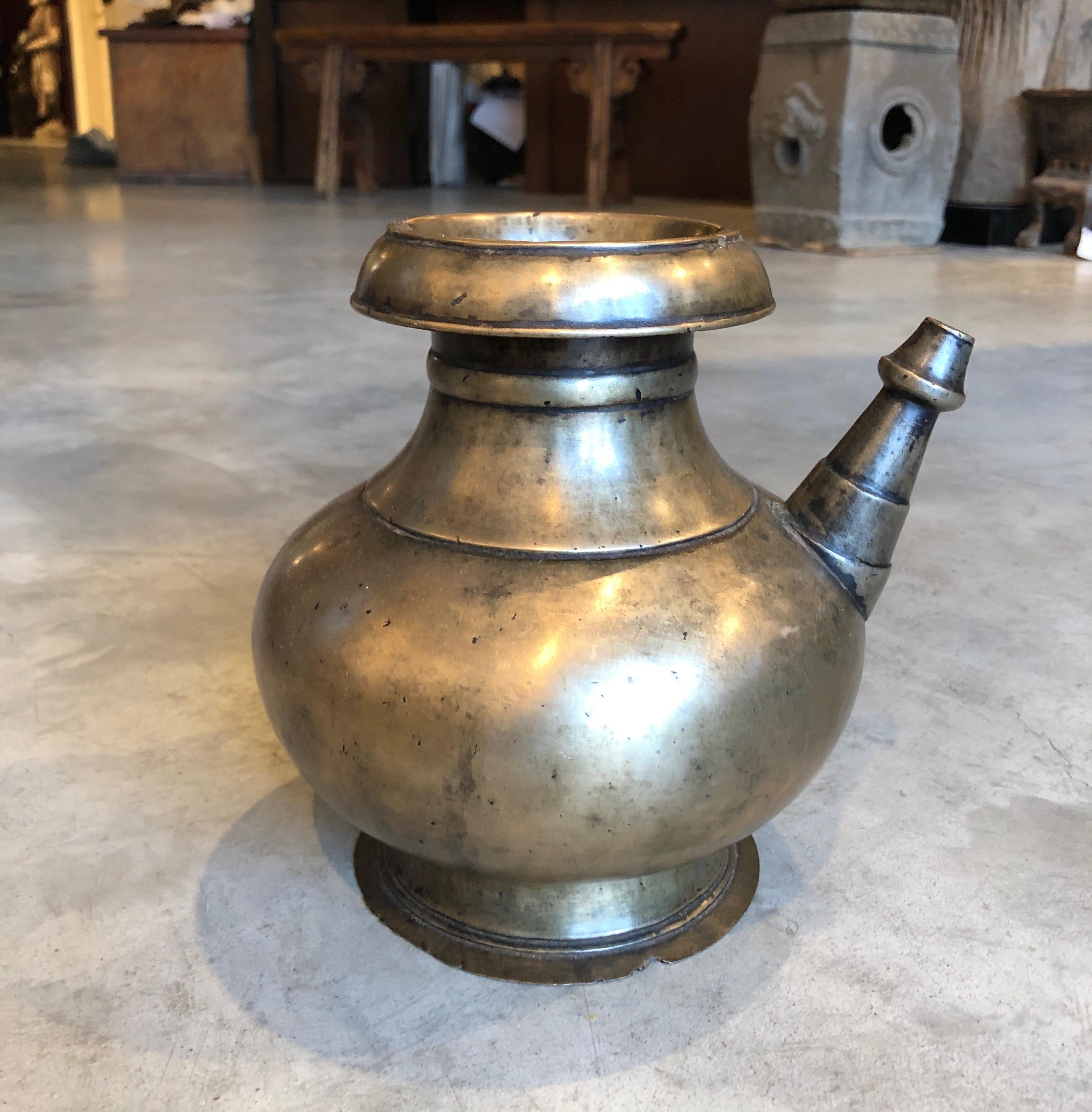 Antiker schwerer Zeremonienkrug aus Bronze, aus Nepal im Angebot 5