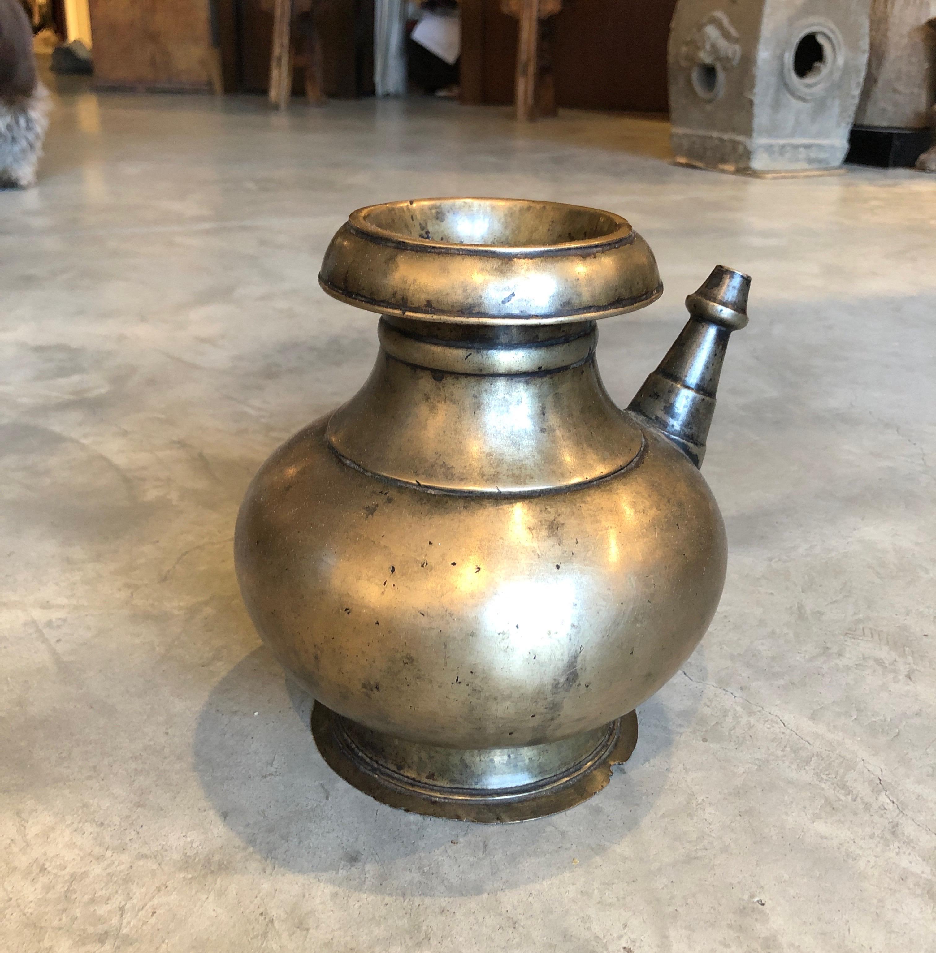 Antica brocca cerimoniale in bronzo pesante, proveniente dal Nepal In condizioni buone in vendita a New York, NY