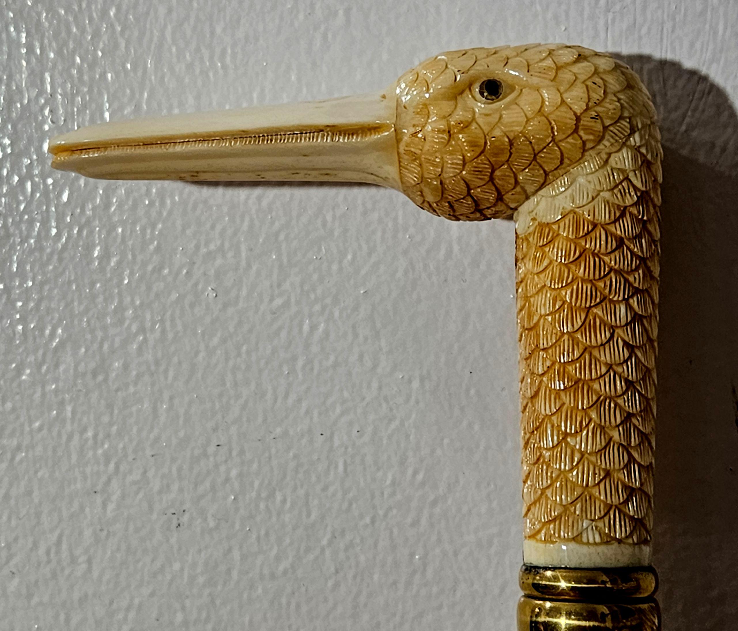 Fait main Canne de marche ancienne en os sculpté et segmenté en vente