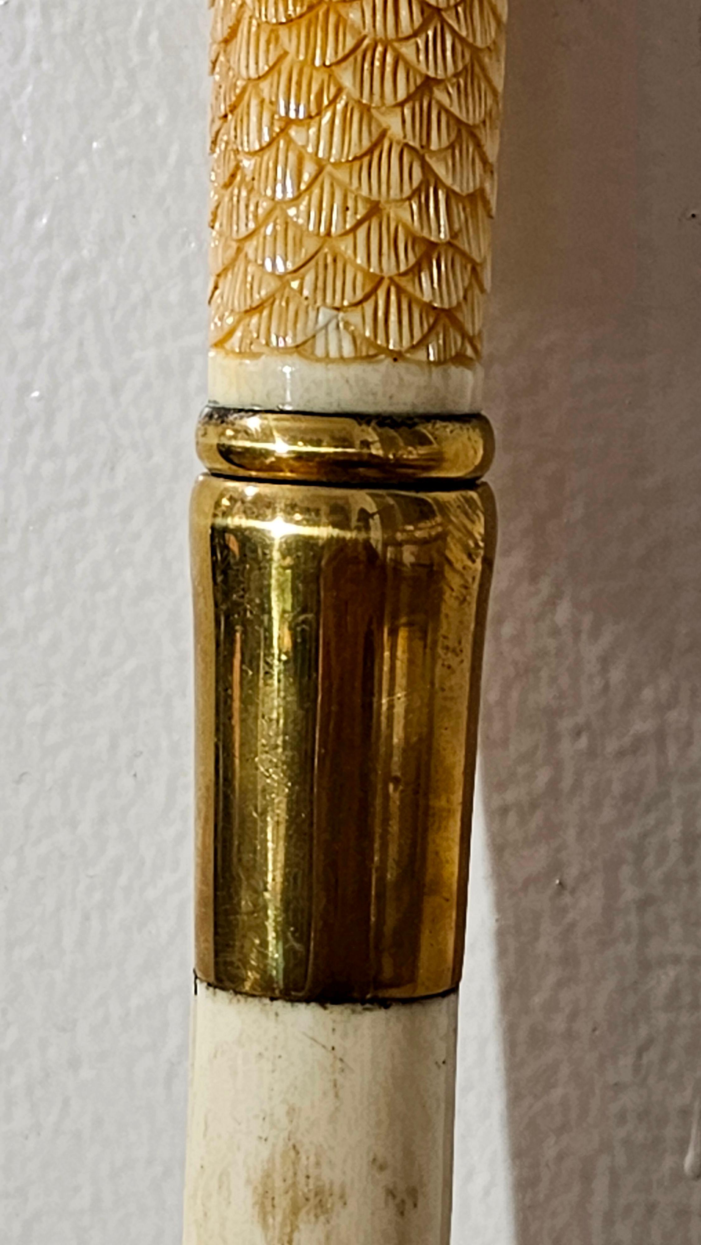 20ième siècle Canne de marche ancienne en os sculpté et segmenté en vente