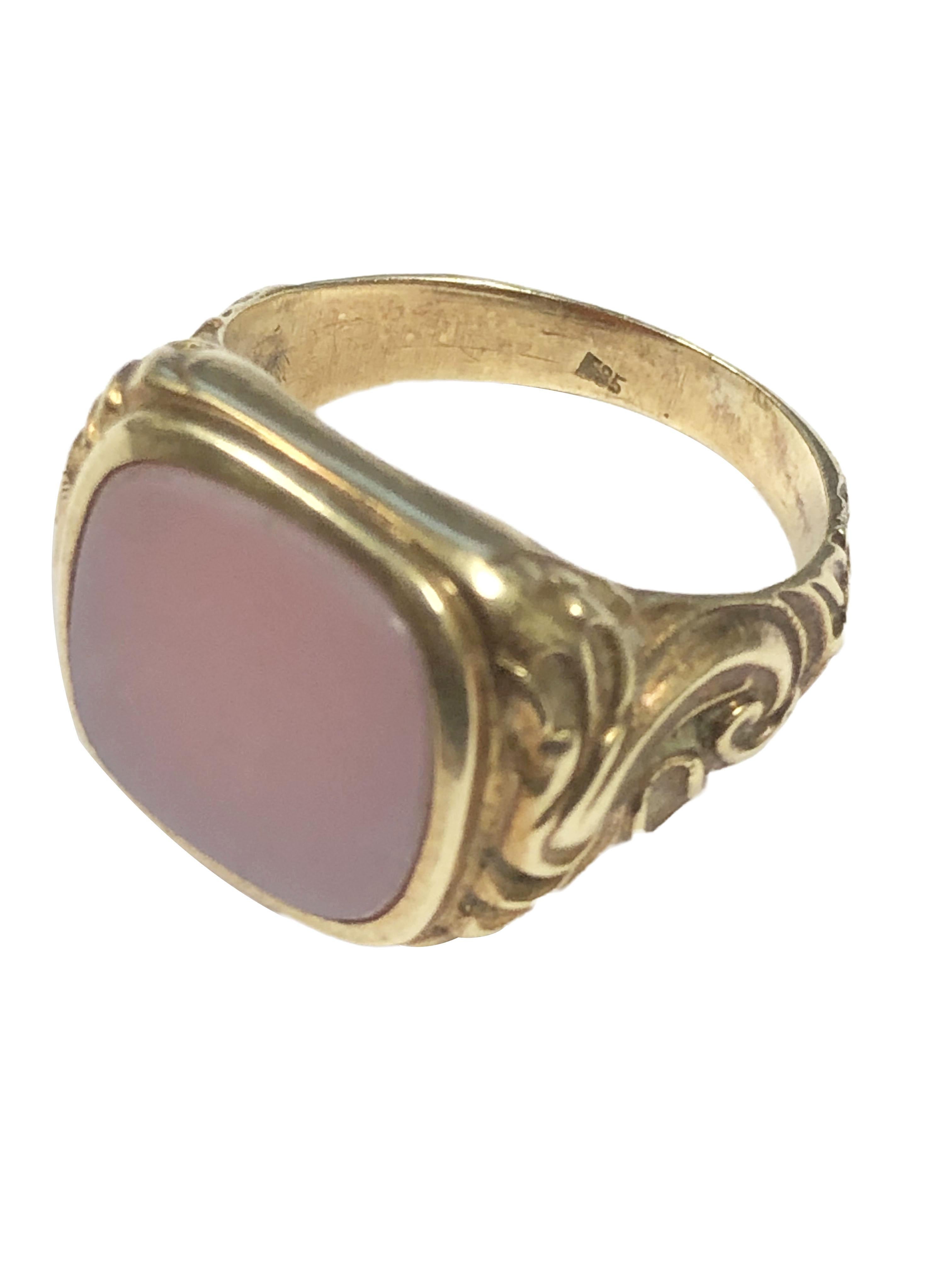 Antique Heavy Chased Gold and Hardstone Ring For Sale at 1stDibs