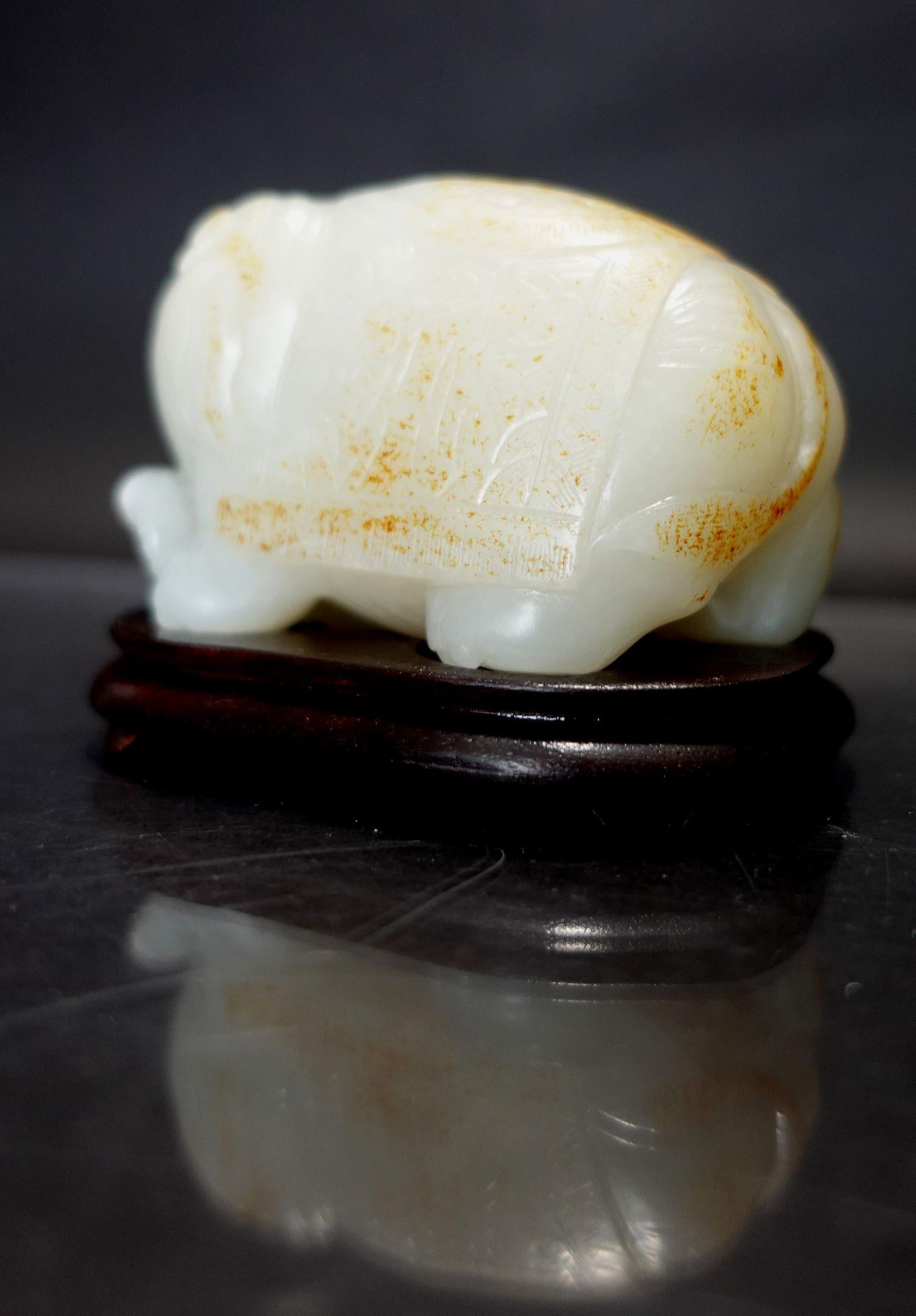 Autre Ancien jade blanc éléphant sculpté en cervidé chinois, 388 grammes  19e C. en vente