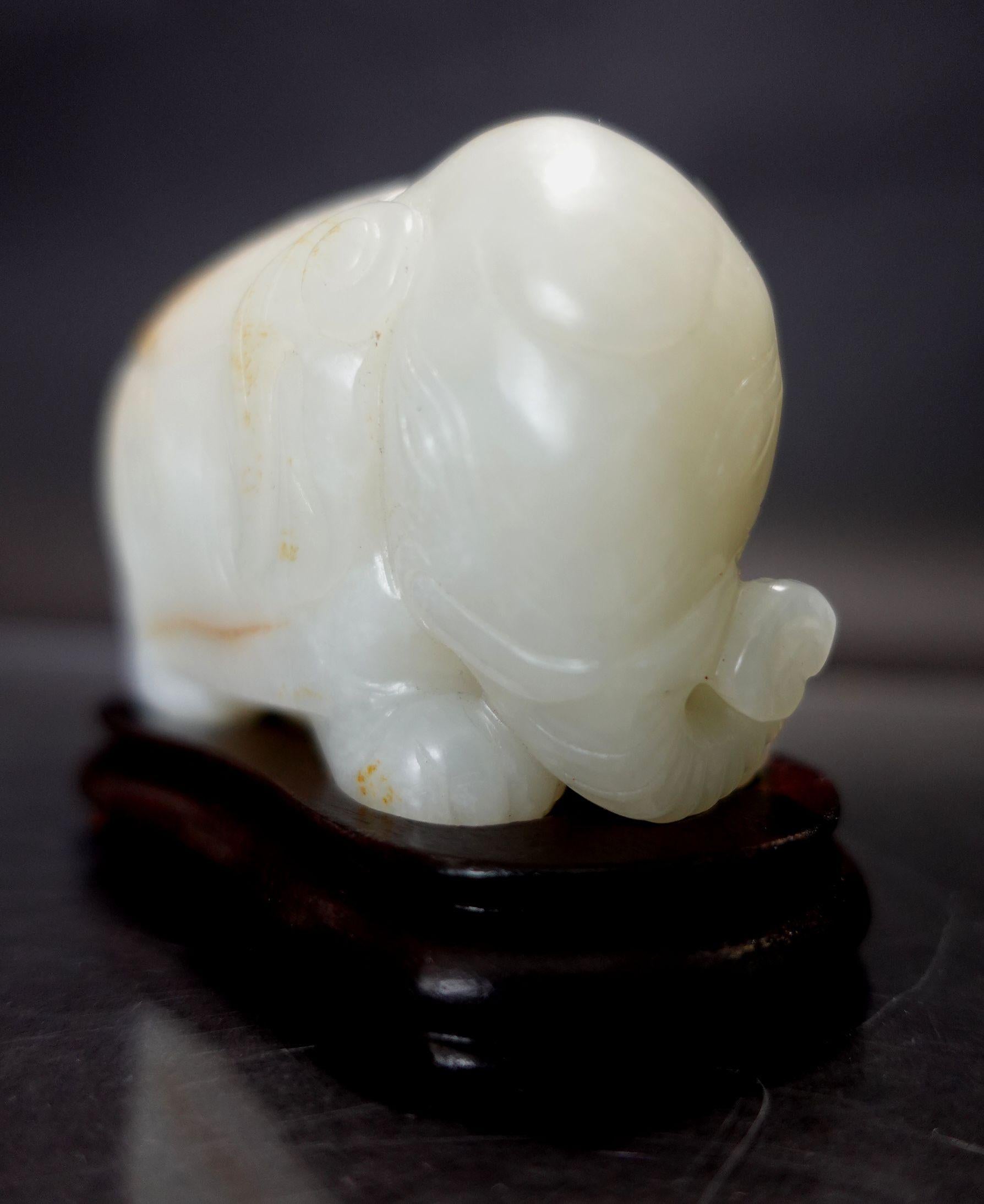 Sculpté à la main Ancien jade blanc éléphant sculpté en cervidé chinois, 388 grammes  19e C. en vente