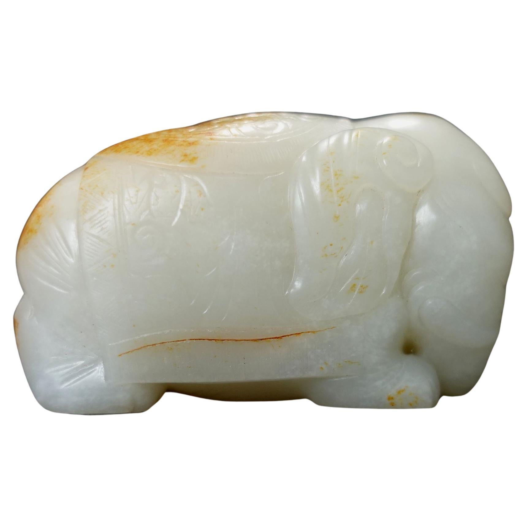 Ancien jade blanc éléphant sculpté en cervidé chinois, 388 grammes  19e C.