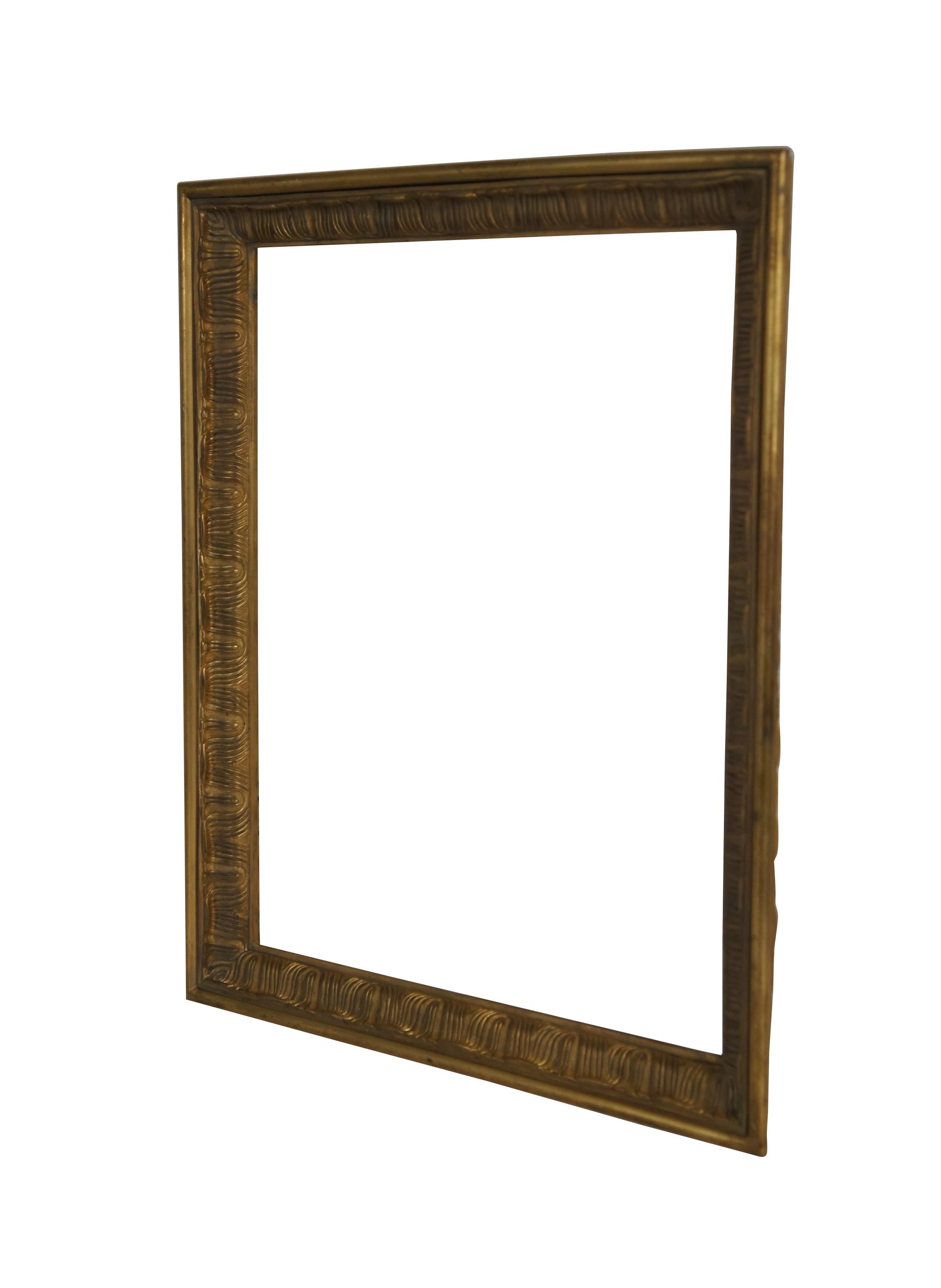 Cadre ancien pour tableau / miroir en bronze doré lourd, moulé pour ressembler à un cadre en bois doré sculpté. Bord biseauté décoré d'un motif gravé d'ondulations festonnées ; visible sur les deux côtés du cadre.

Dimensions :
12,75