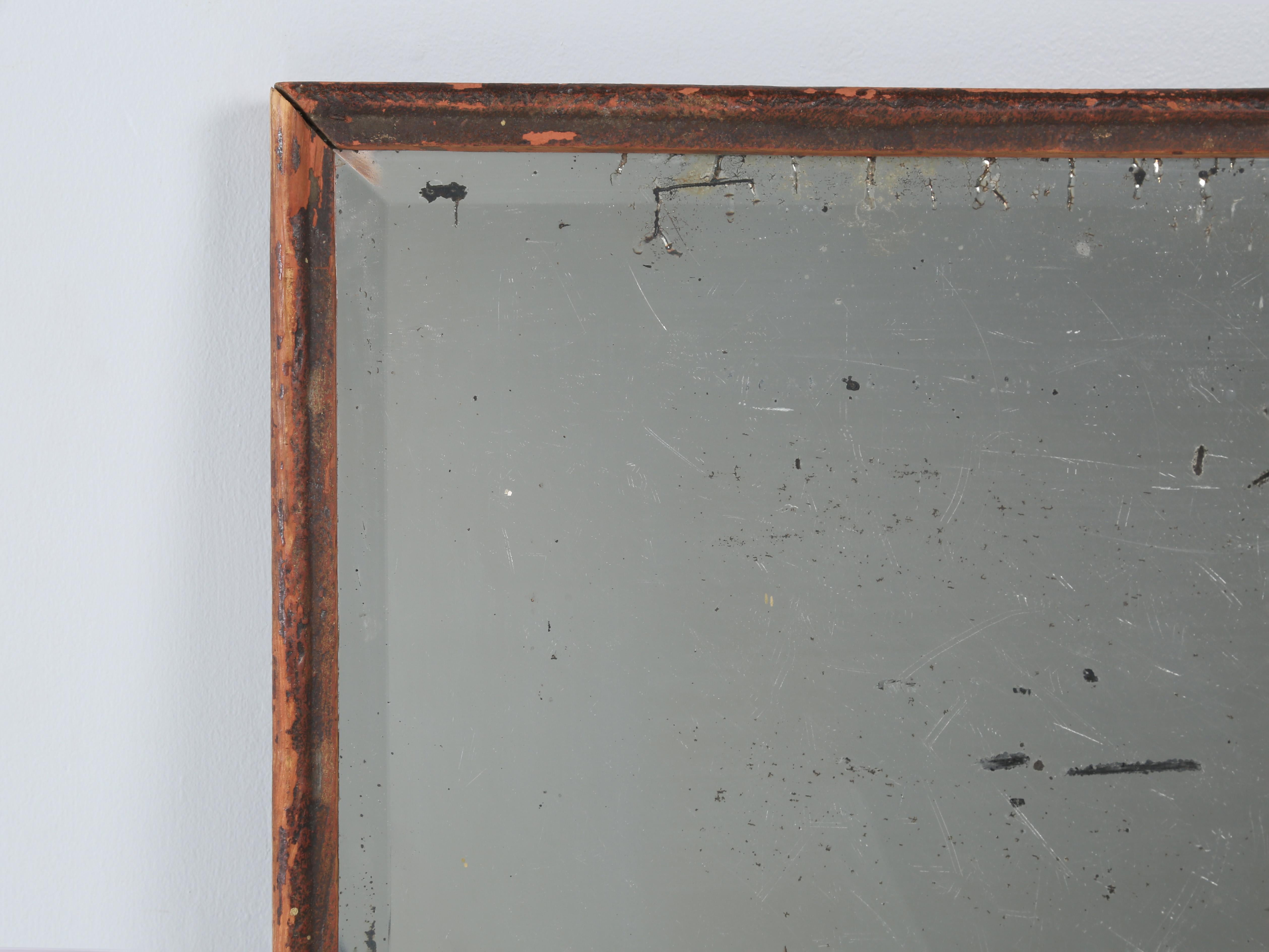 Country Antique Heavy Plate Glass Mirror avec Great Patina. Le cadre a été doré à l'origine. en vente