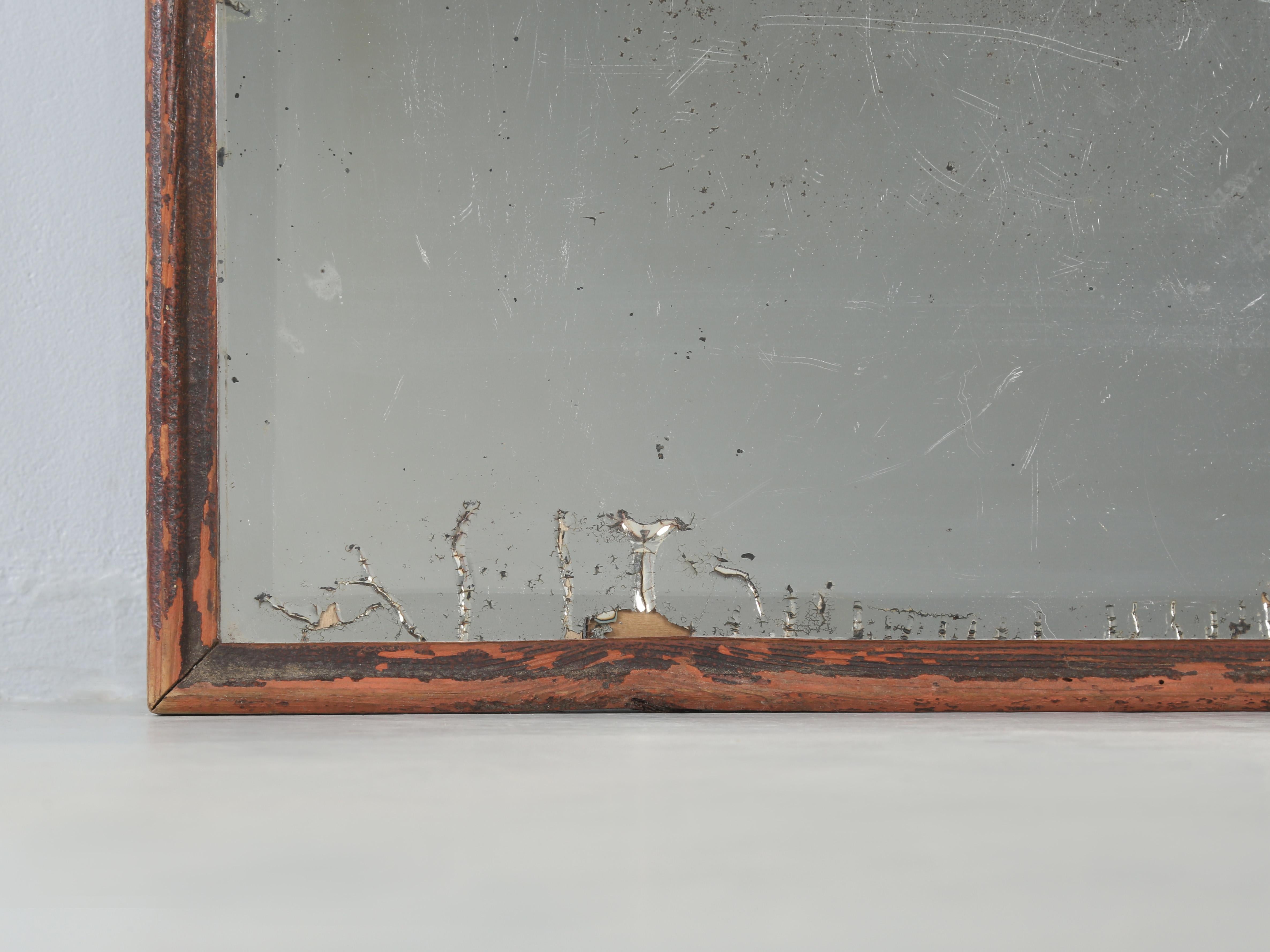Fait main Antique Heavy Plate Glass Mirror avec Great Patina. Le cadre a été doré à l'origine. en vente