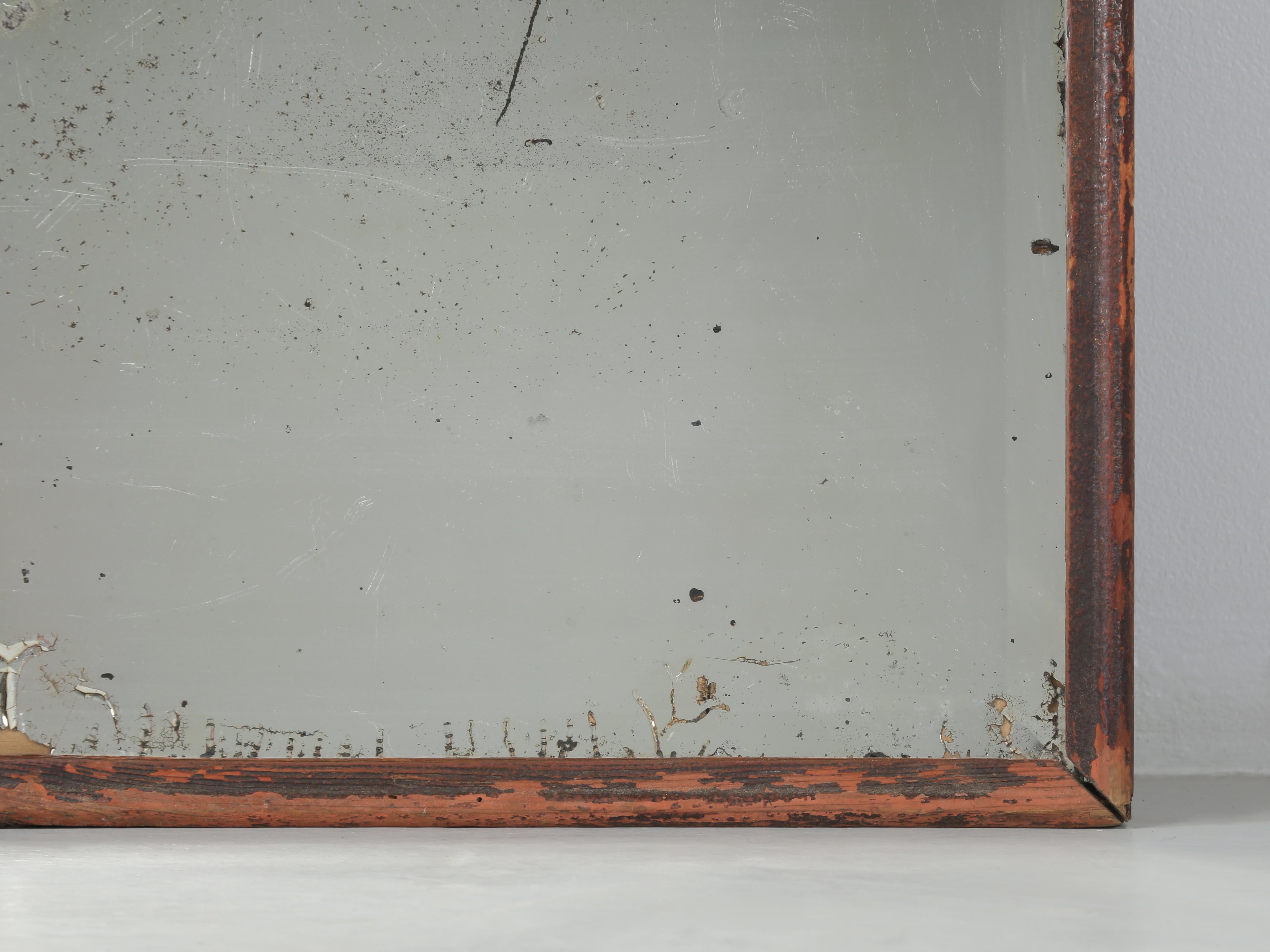 Antiker, schwerer Glasspiegel mit großartiger Patina. Der Rahmen war ursprünglich vergoldet. im Zustand „Gut“ im Angebot in Chicago, IL