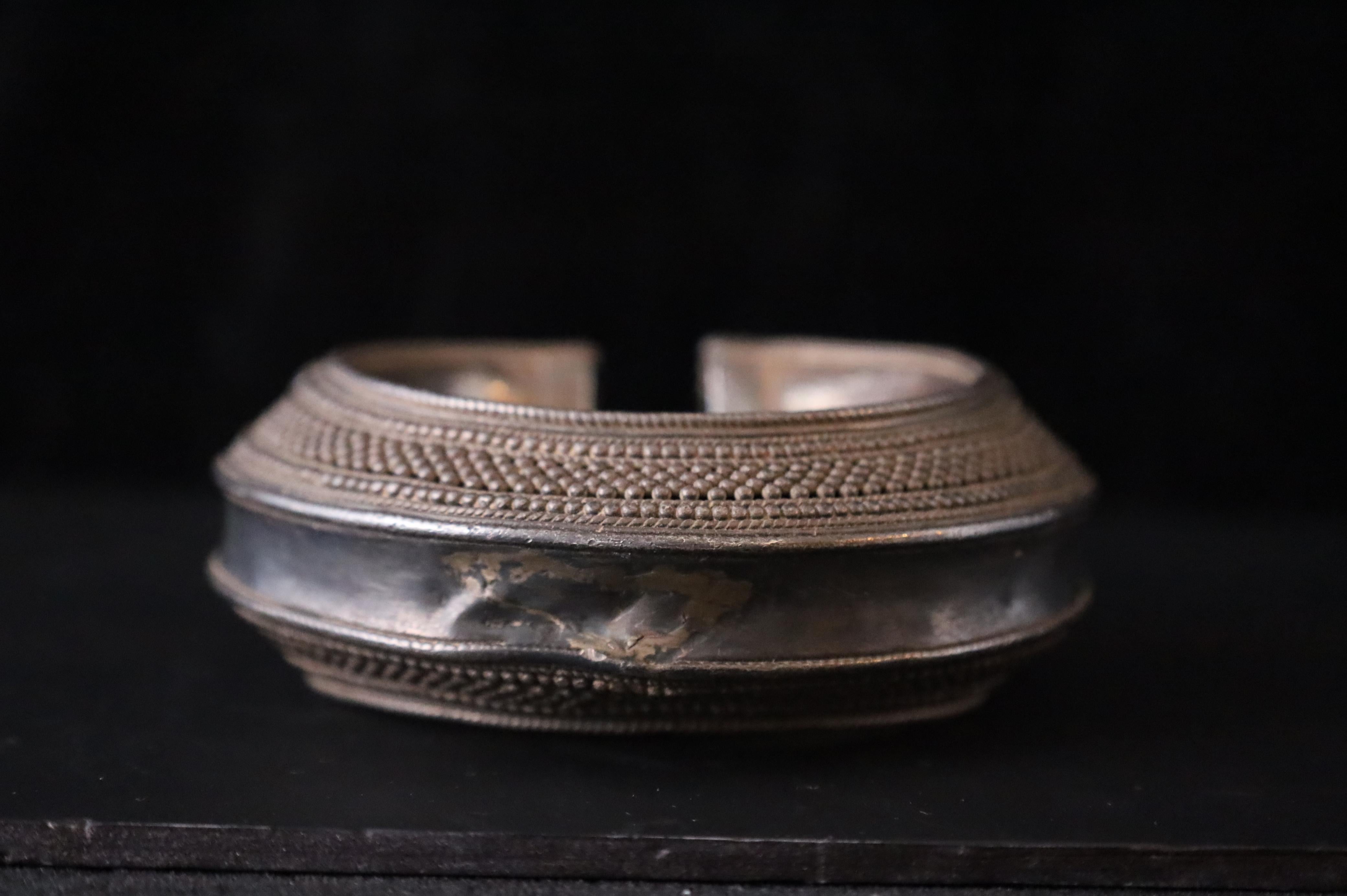 Antikes schweres Silber-Stammesarmband, Rajasthan, 19. Jahrhundert im Angebot 8