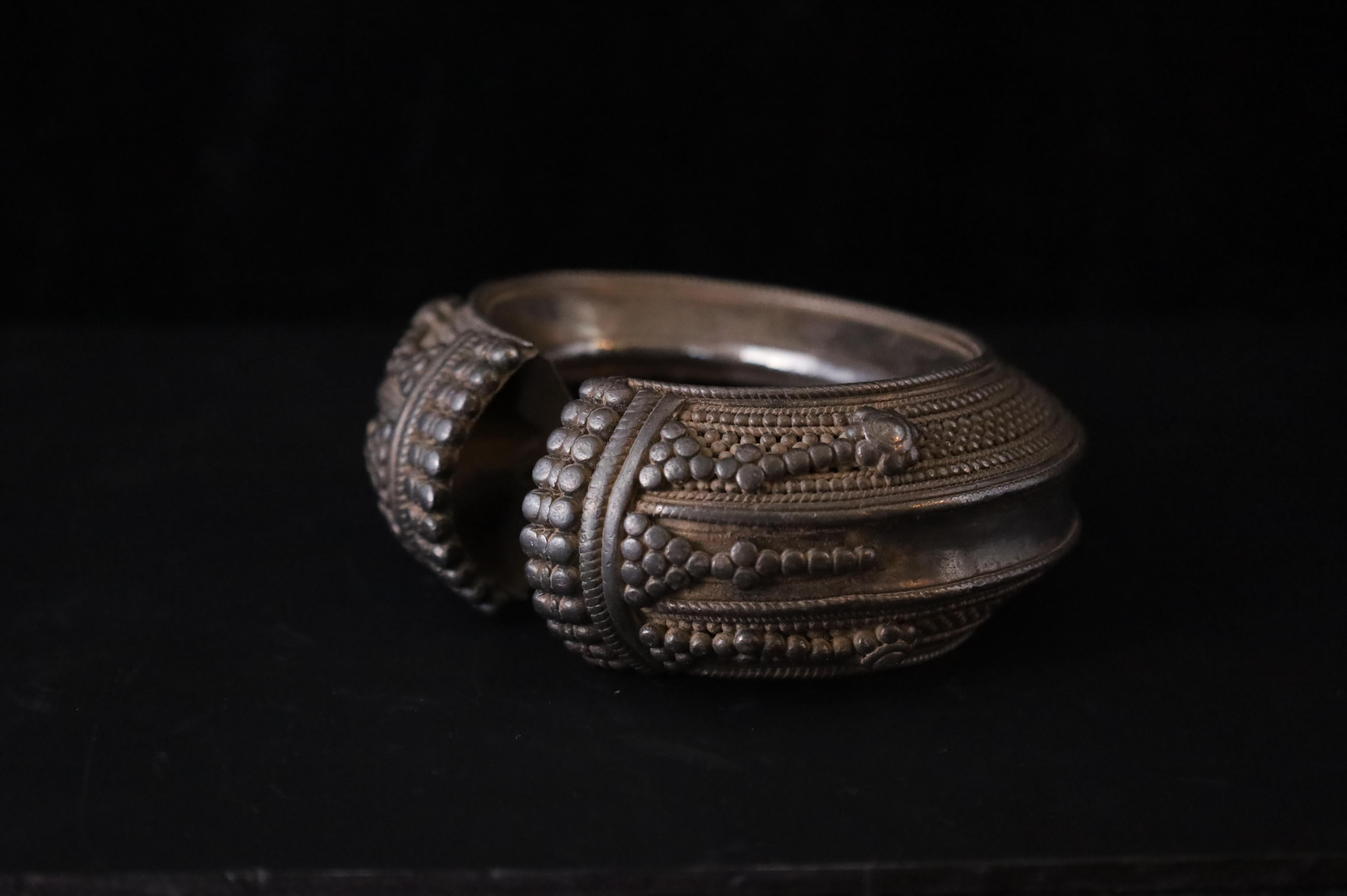 Dieses auffällige Silberarmband aus Rajasthan aus dem 19. Jahrhundert ist mehr als nur ein Schmuckstück - es ist ein Stück Geschichte. Das vollständig handgefertigte, fast 400 Gramm schwere Schmuckstück ist ein Beispiel für die einzigartige