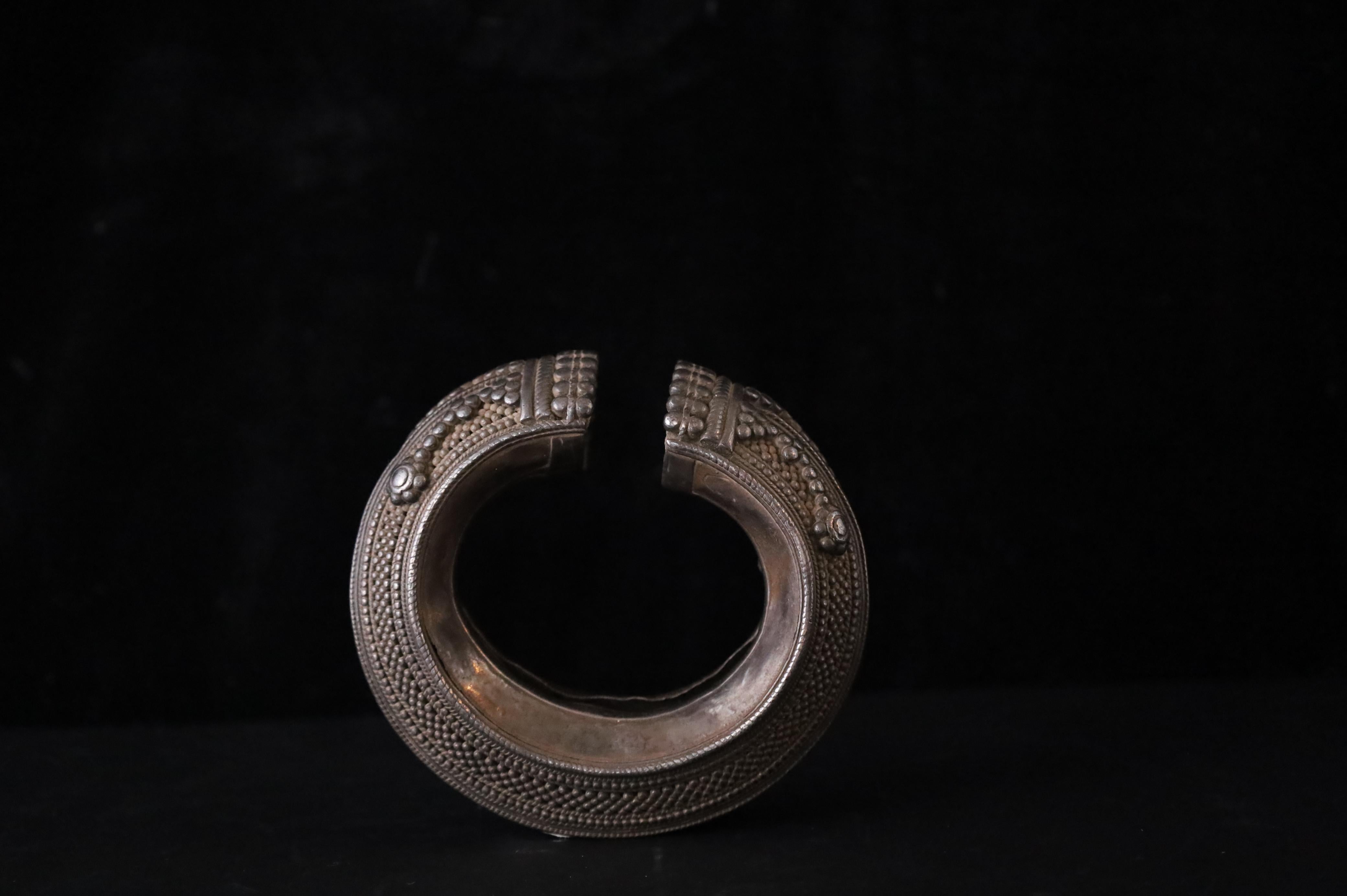 Antikes schweres Silber-Stammesarmband, Rajasthan, 19. Jahrhundert im Zustand „Gut“ im Angebot in Fukuoka, JP