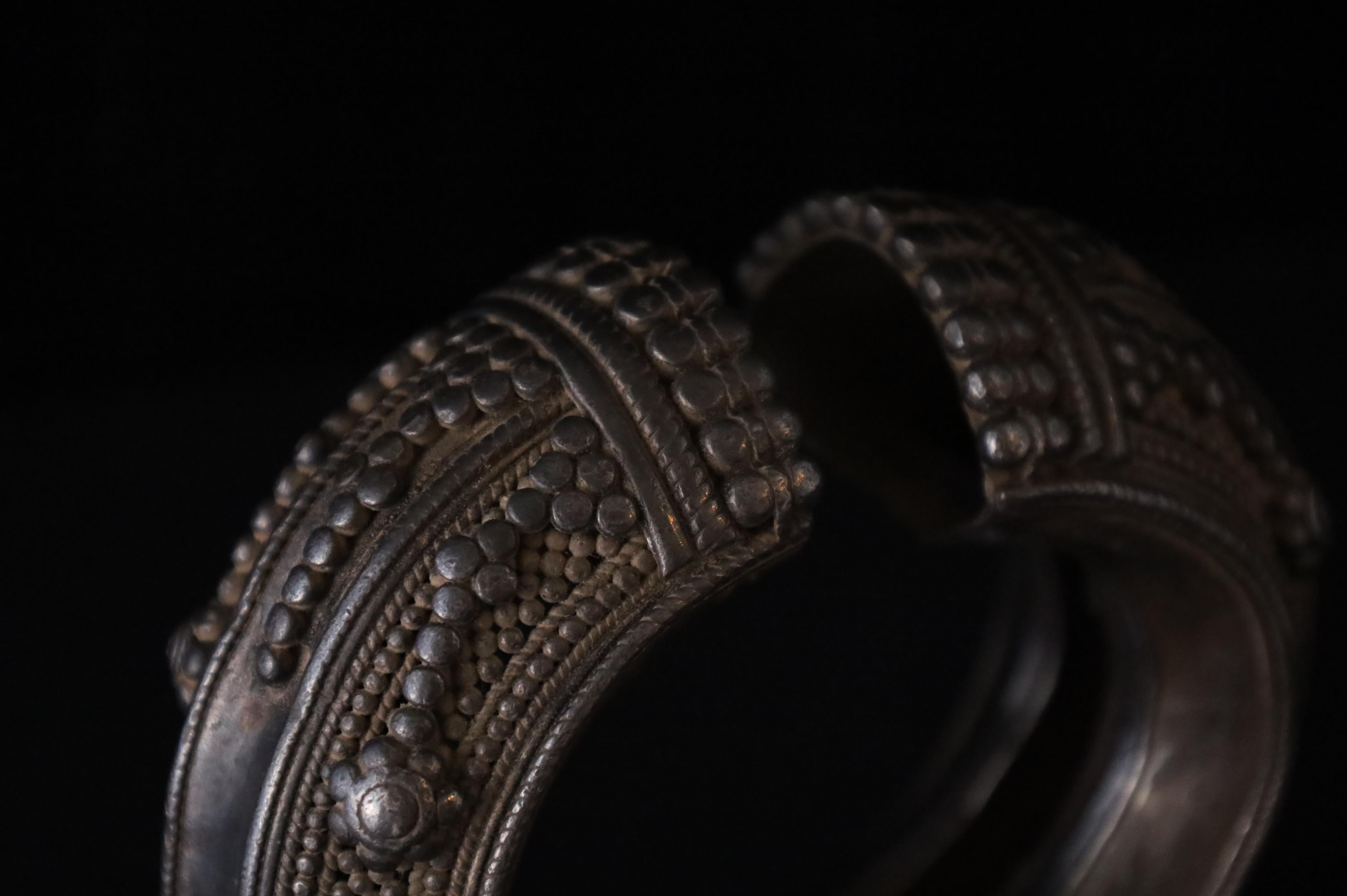 Antikes schweres Silber-Stammesarmband, Rajasthan, 19. Jahrhundert im Angebot 1