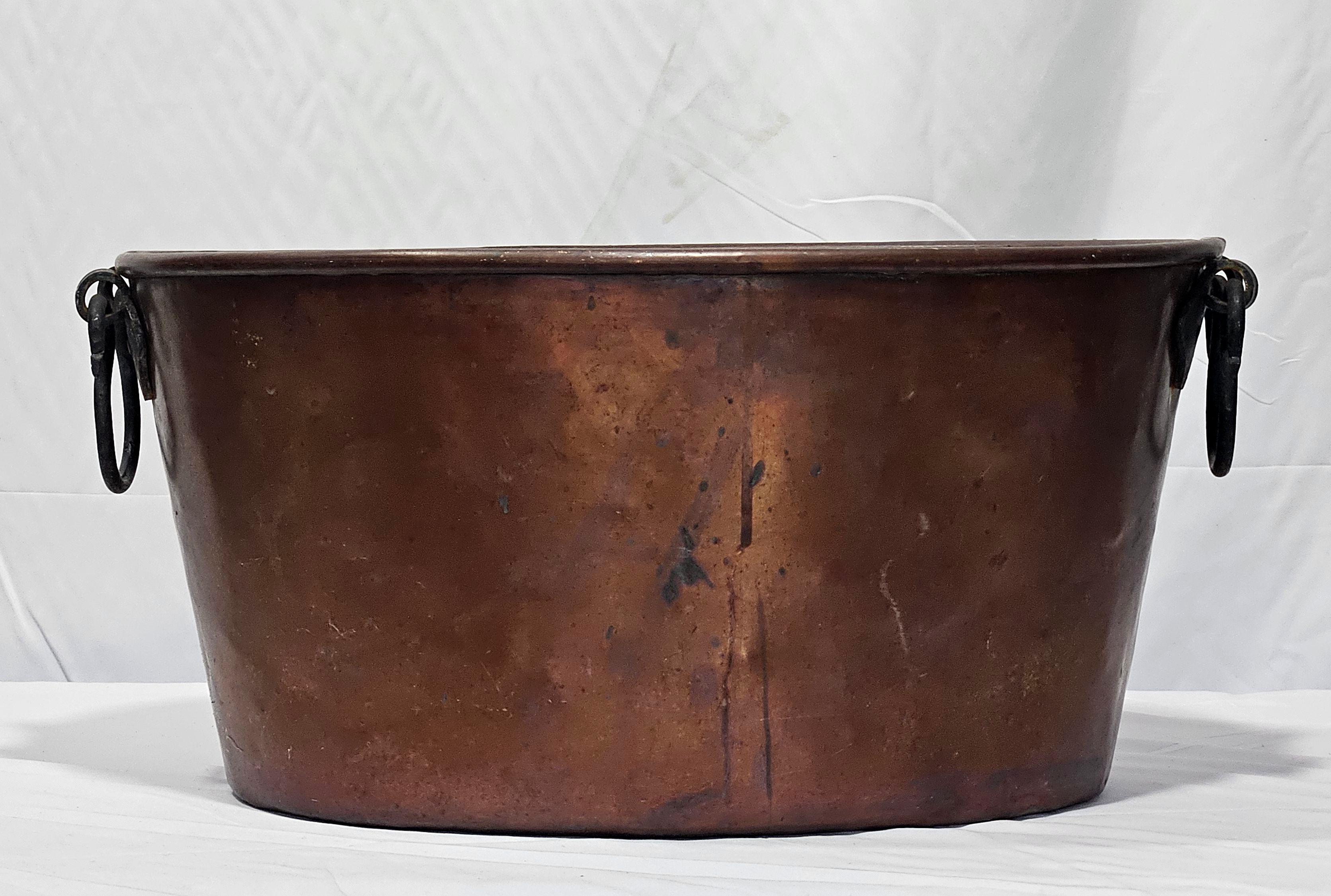 Seau antique en cuivre massif lourd et épais avec poignées en fer forgé
20