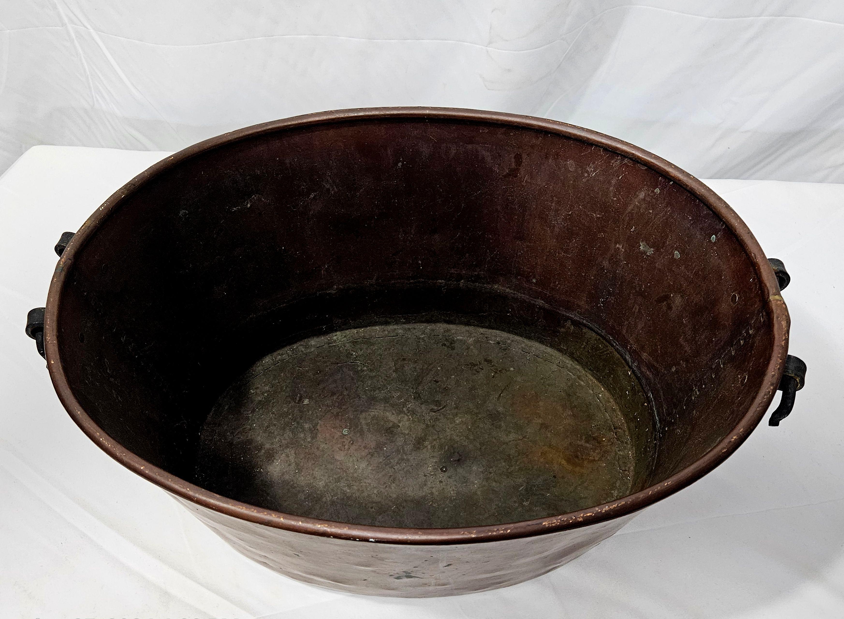 Seau antique en cuivre massif martelé Bon état à Norton, MA