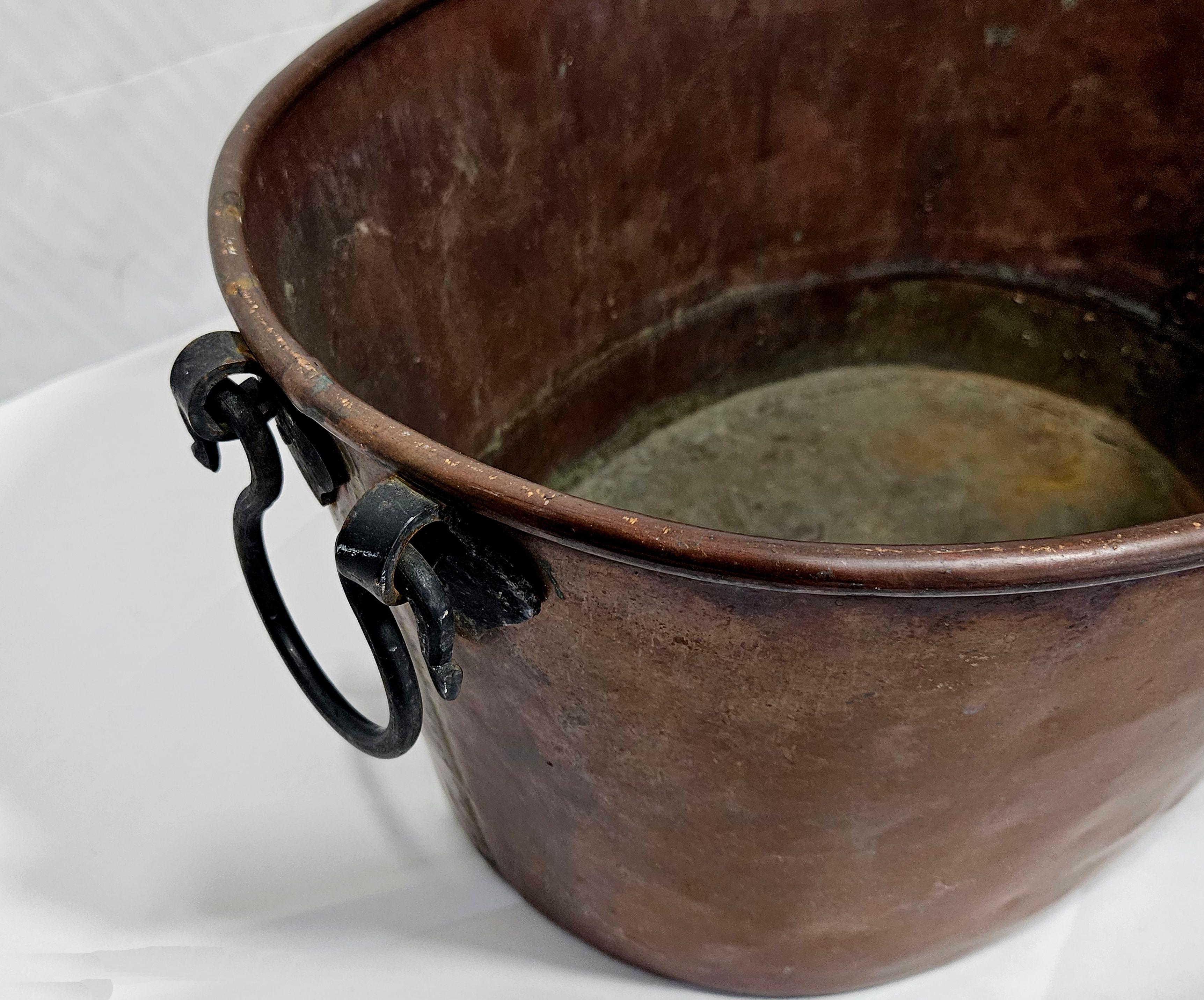 Seau antique en cuivre massif martelé 1