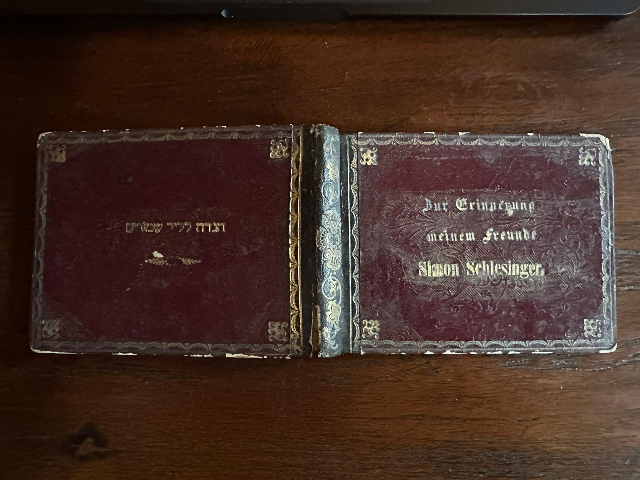 Libro di preghiere ebraiche, Pressburg 1841 - Rilegatura di presentazione dorata con poesie sull'amicizia

Un raro libro di preghiere ebraiche del XIX secolo, stampato a Pressburg (Bratislava) nel 1841 da Anton Edlen v. Schmid. Il libro è rilegato