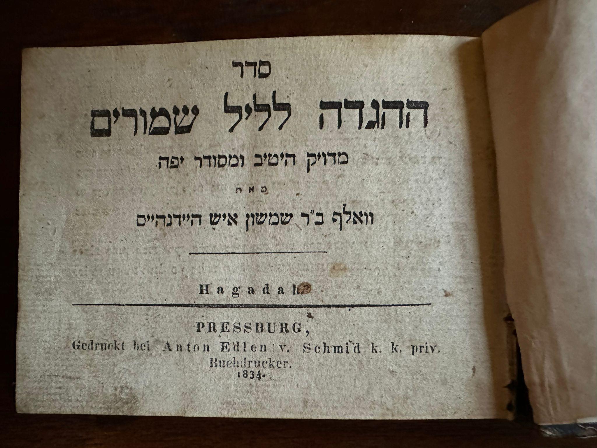 Carta Antico libro di preghiere ebraiche - Pressburg 1841, rilegatura dorata e poesie sull'amicizia in vendita