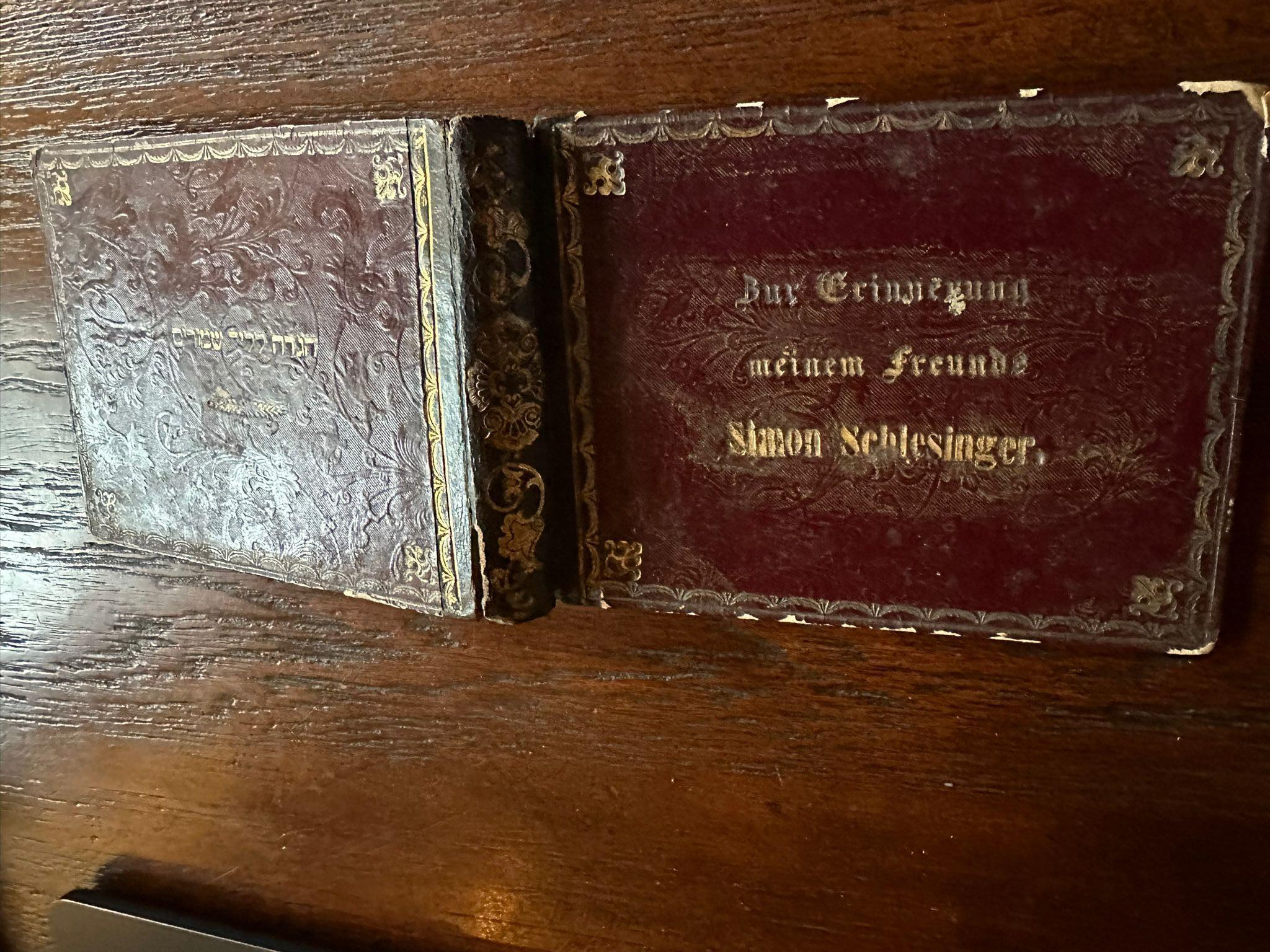 Antico libro di preghiere ebraiche - Pressburg 1841, rilegatura dorata e poesie sull'amicizia in vendita 2