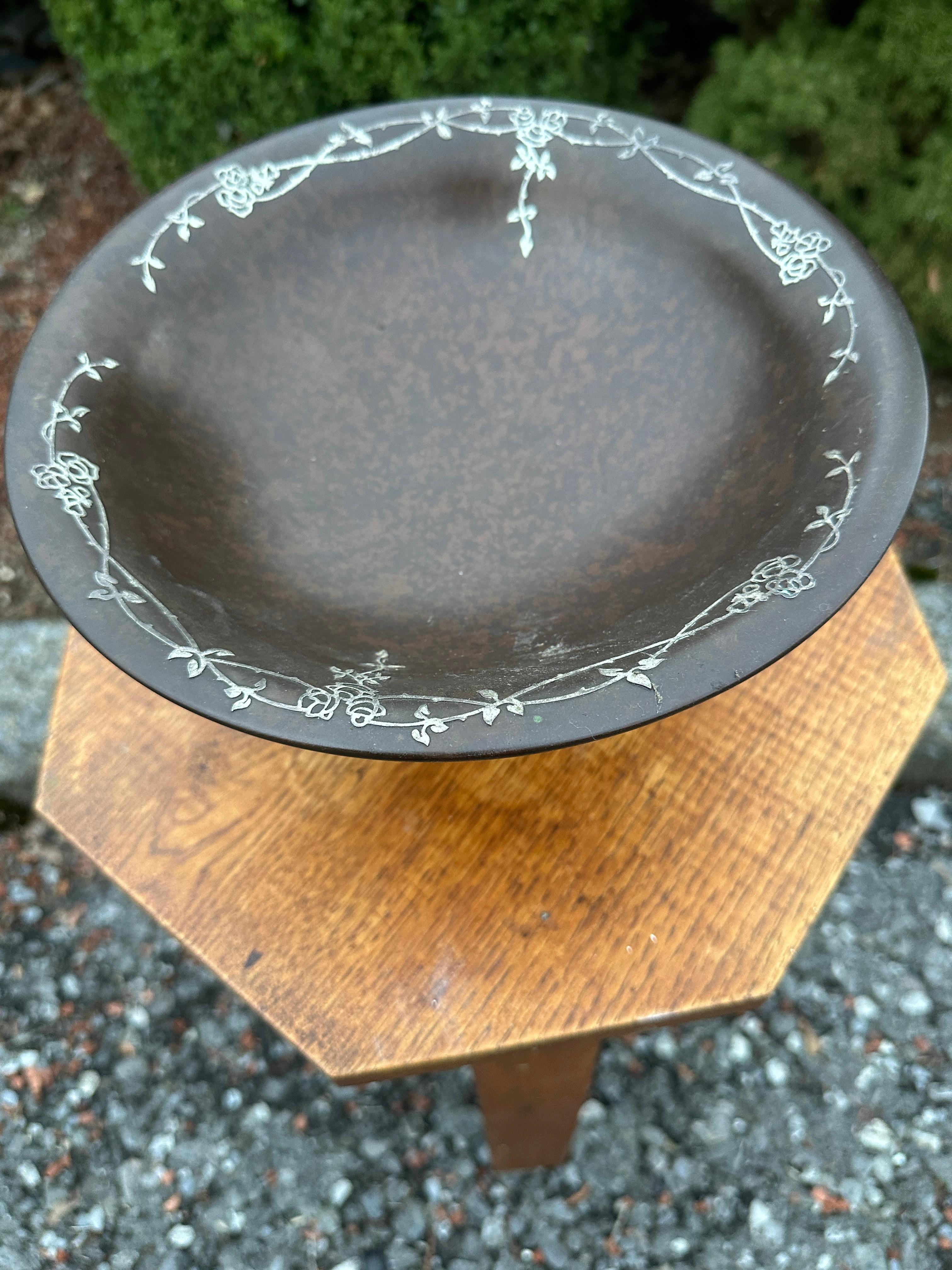 Si tratta di un'antica composta con decorazione a forma di rosa, modello #1871.  È stato realizzato nei primi anni del 1900 ed è costruito in bronzo e intarsi d'argento.

W7459