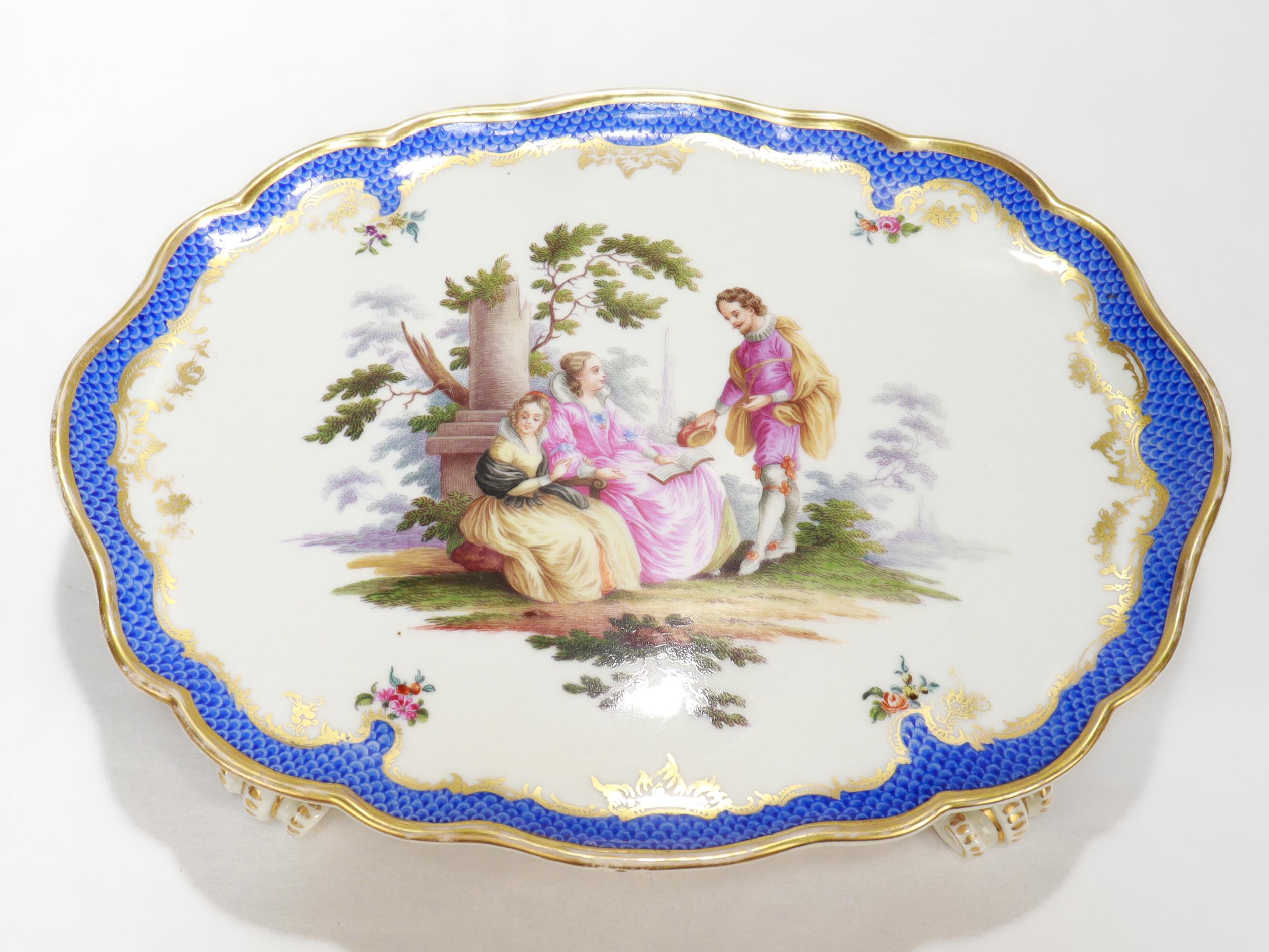 Allemand Ancienne Tazza ou Compote à pied en porcelaine peinte et dorée Helena Wolfsohn Porcelain Dresden en vente