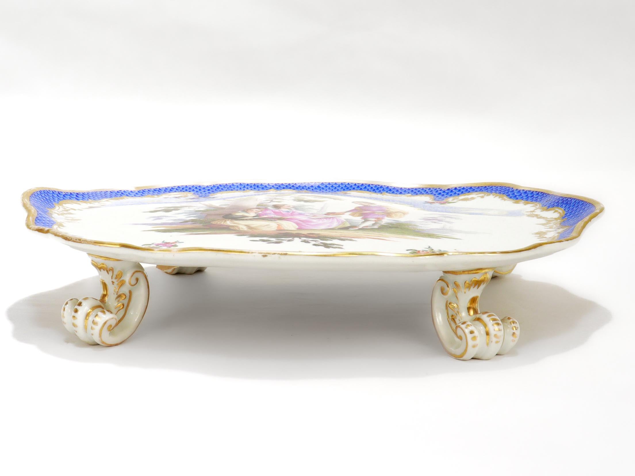 Ancienne Tazza ou Compote à pied en porcelaine peinte et dorée Helena Wolfsohn Porcelain Dresden Bon état - En vente à Philadelphia, PA