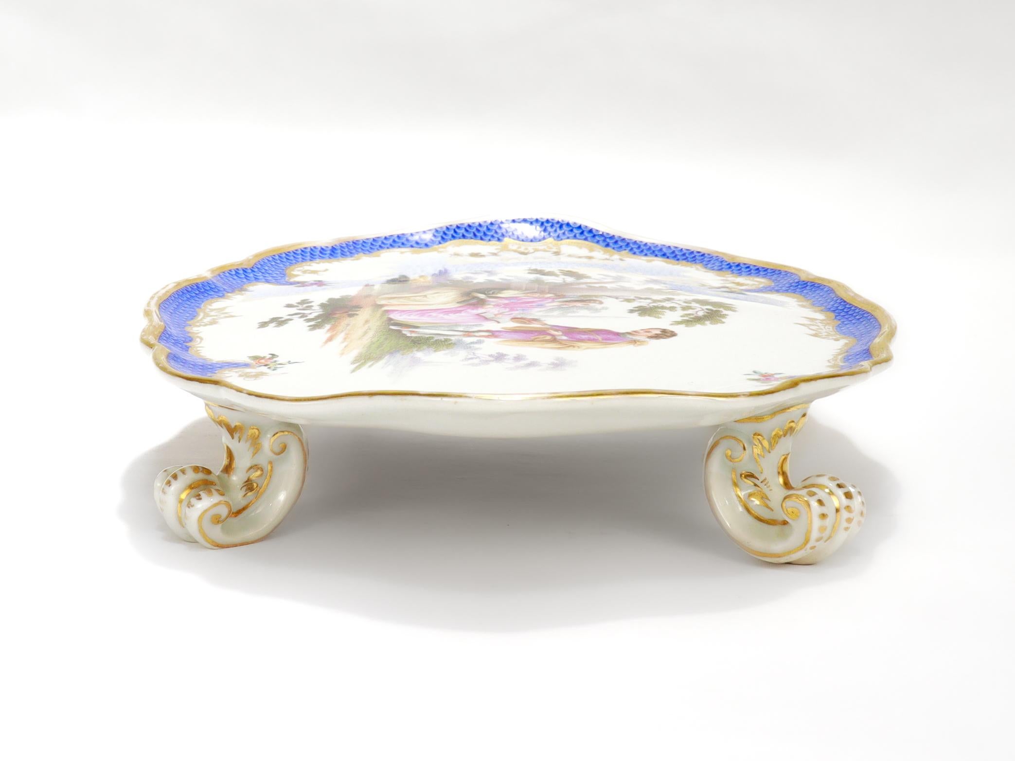 XIXe siècle Ancienne Tazza ou Compote à pied en porcelaine peinte et dorée Helena Wolfsohn Porcelain Dresden en vente