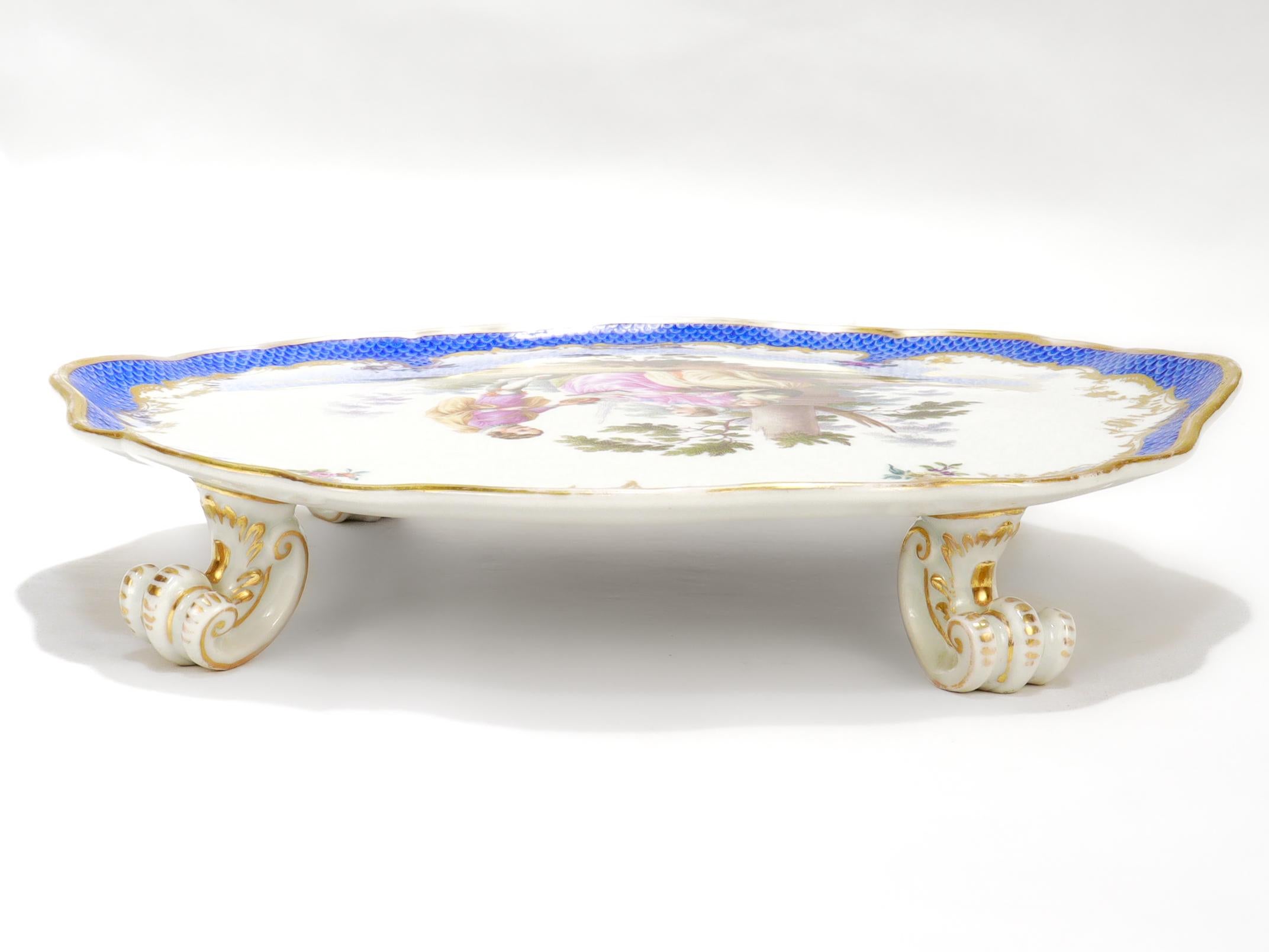 Porcelaine Ancienne Tazza ou Compote à pied en porcelaine peinte et dorée Helena Wolfsohn Porcelain Dresden en vente